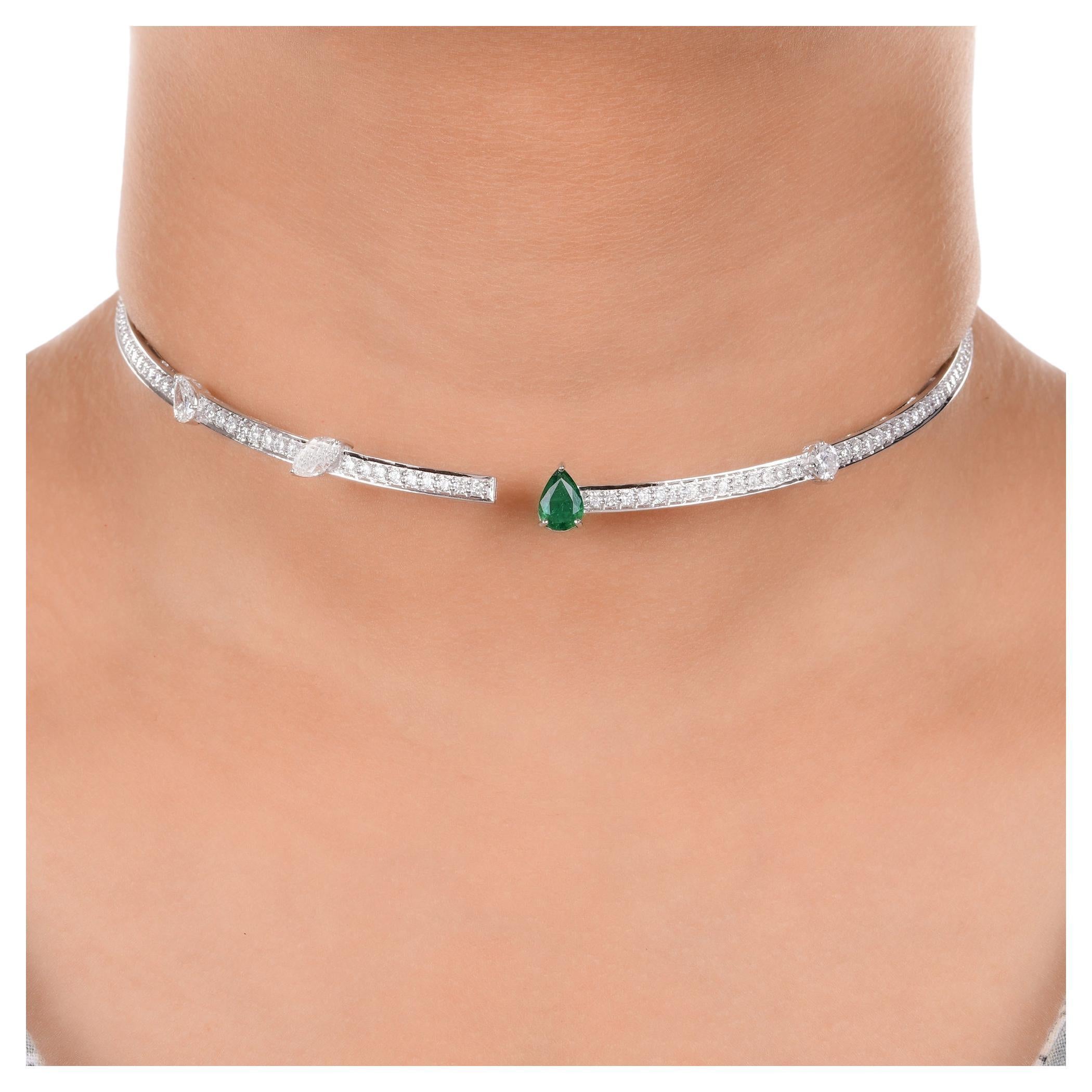 Collier Tour de cou anniversaire en or blanc 14k avec émeraude et diamant taille poire 4.31TCW
Ce bracelet présente une silhouette nette et moderne avec une fine bande de diamants ronds et brillants, parfaitement mise en valeur par une émeraude