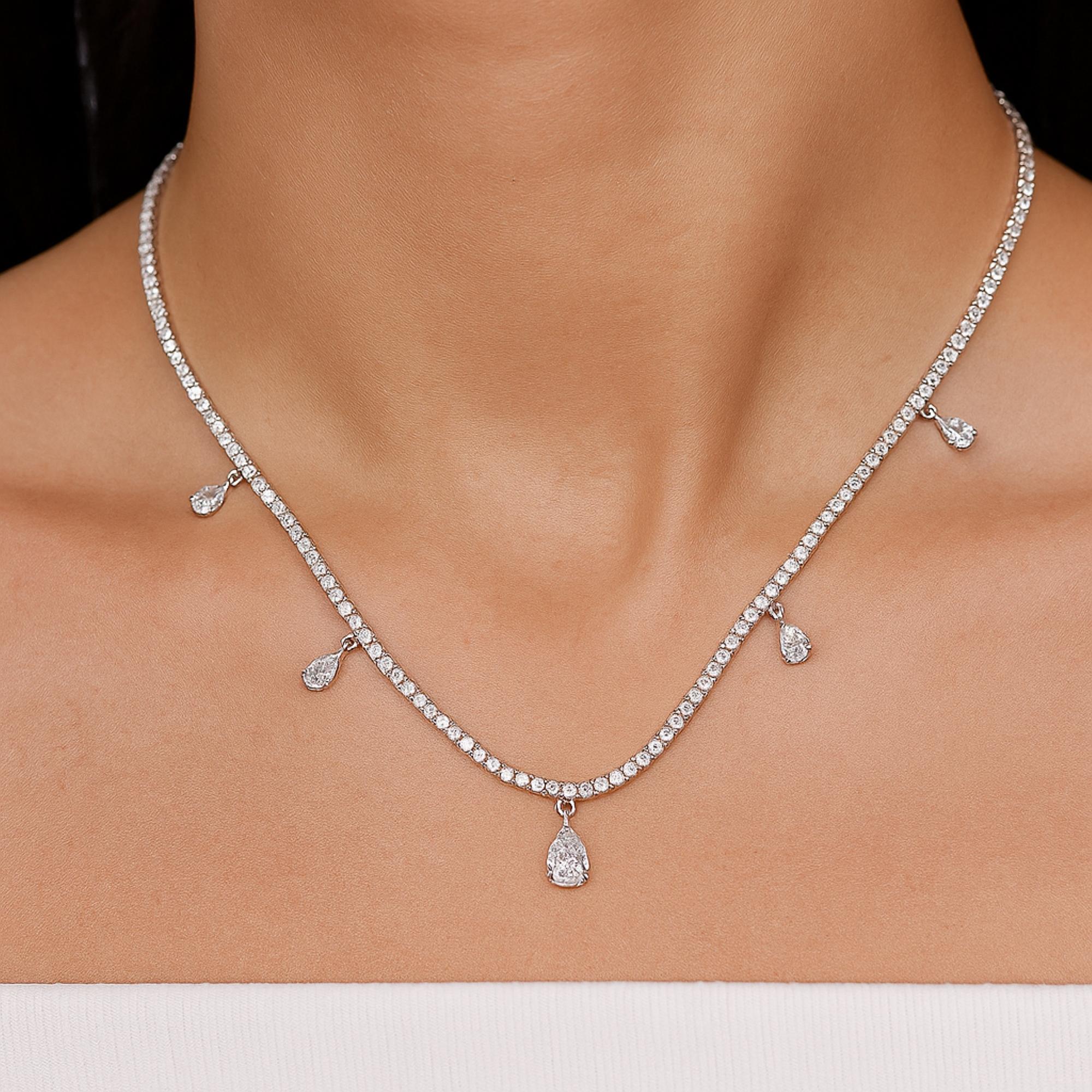 Collier pendentif de mariage en or blanc 18k avec pendentif en diamant taille poire 7.86 Ct SI/H
Ce collier présente une rangée continue de pierres étincelantes avec des gouttes de taille poire délicatement suspendues qui ajoutent du mouvement, de