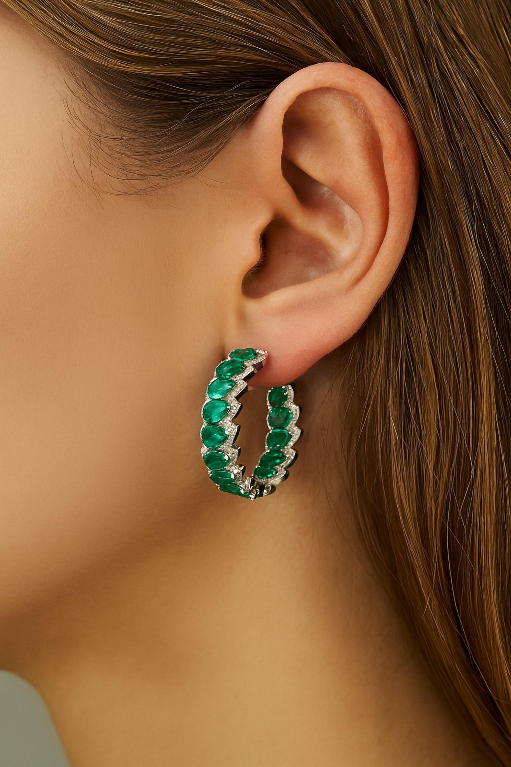 Birnenschliff 9,1Kt Sambia Smaragd Diamant Creolen 14k Weißgold Feine Juwelen.
Diese luxuriösen Emerald Hoop Earrings sind eine atemberaubende Mischung aus leuchtend grüner Schönheit und moderner Eleganz. Perfekt für den täglichen Glamour und