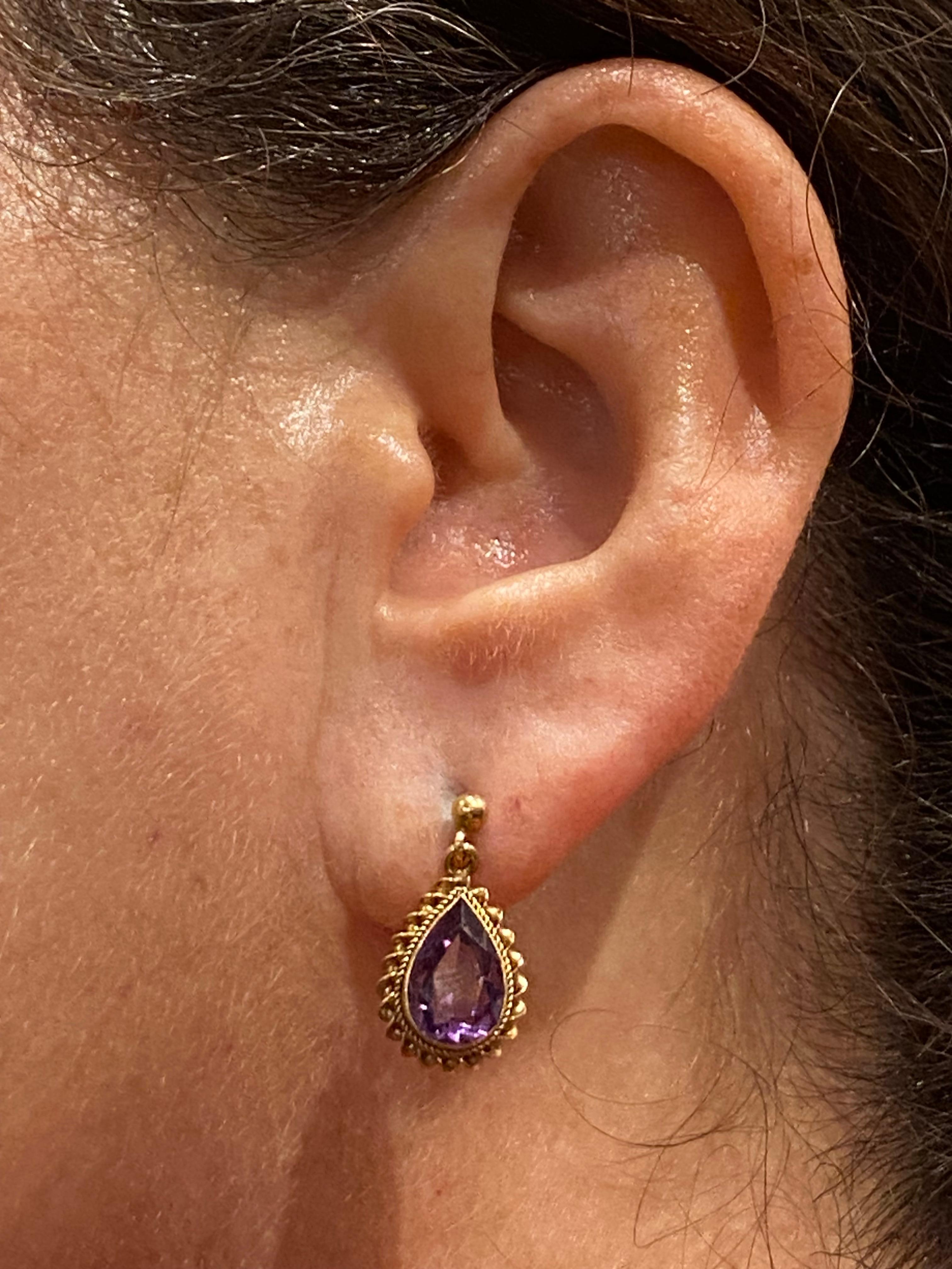 Ohrringe mit Amethyst im Birnenschliff aus 9K Gelbgold. Englische Punzierungen: London, ca. 1965. 3