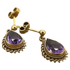 Ohrringe mit Amethyst im Birnenschliff aus 9K Gelbgold. Englische Punzierungen: London, ca. 1965.