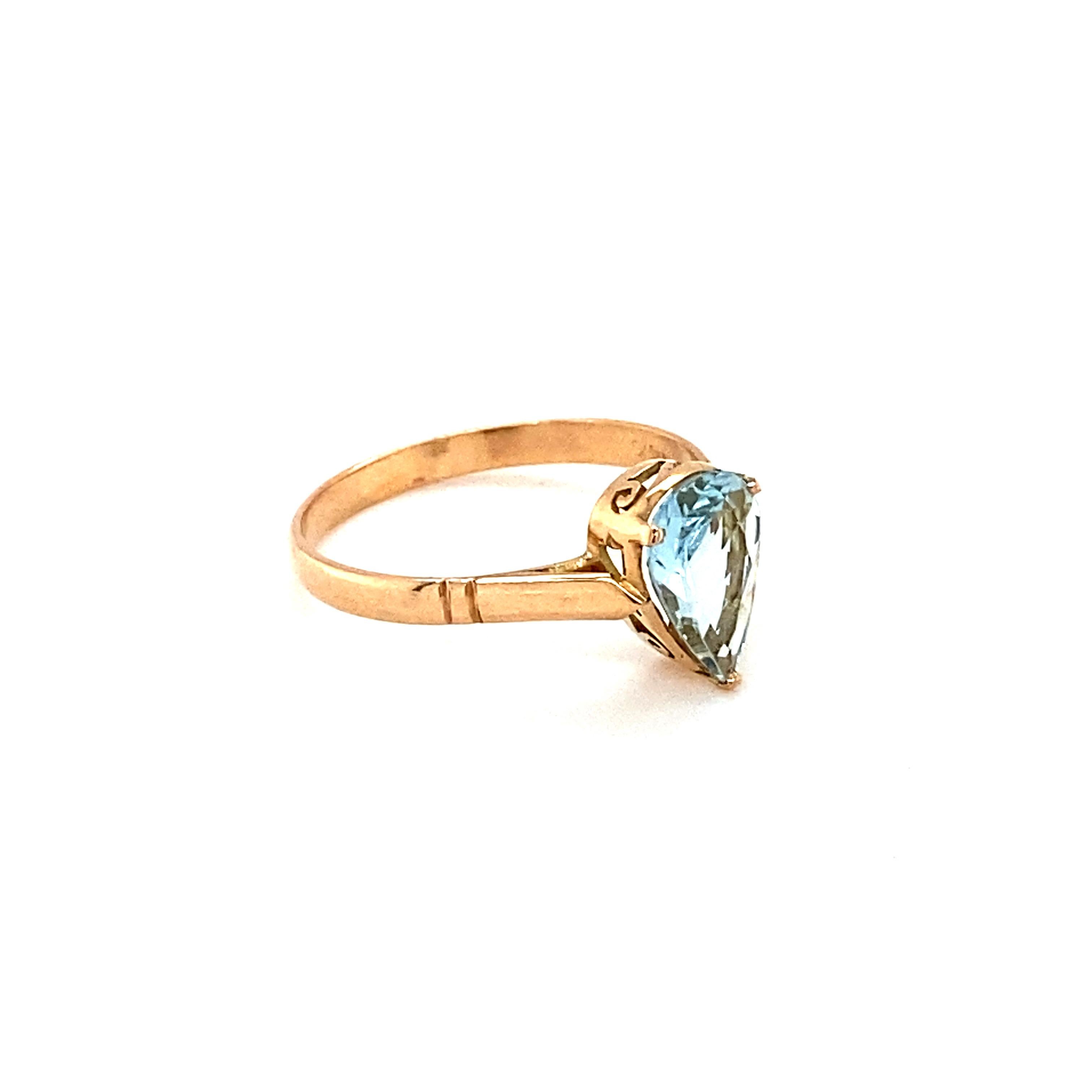 Pear Cut Aquamarine Yellow Gold Solitaire Ring In New Condition For Sale In Trumbull, CT