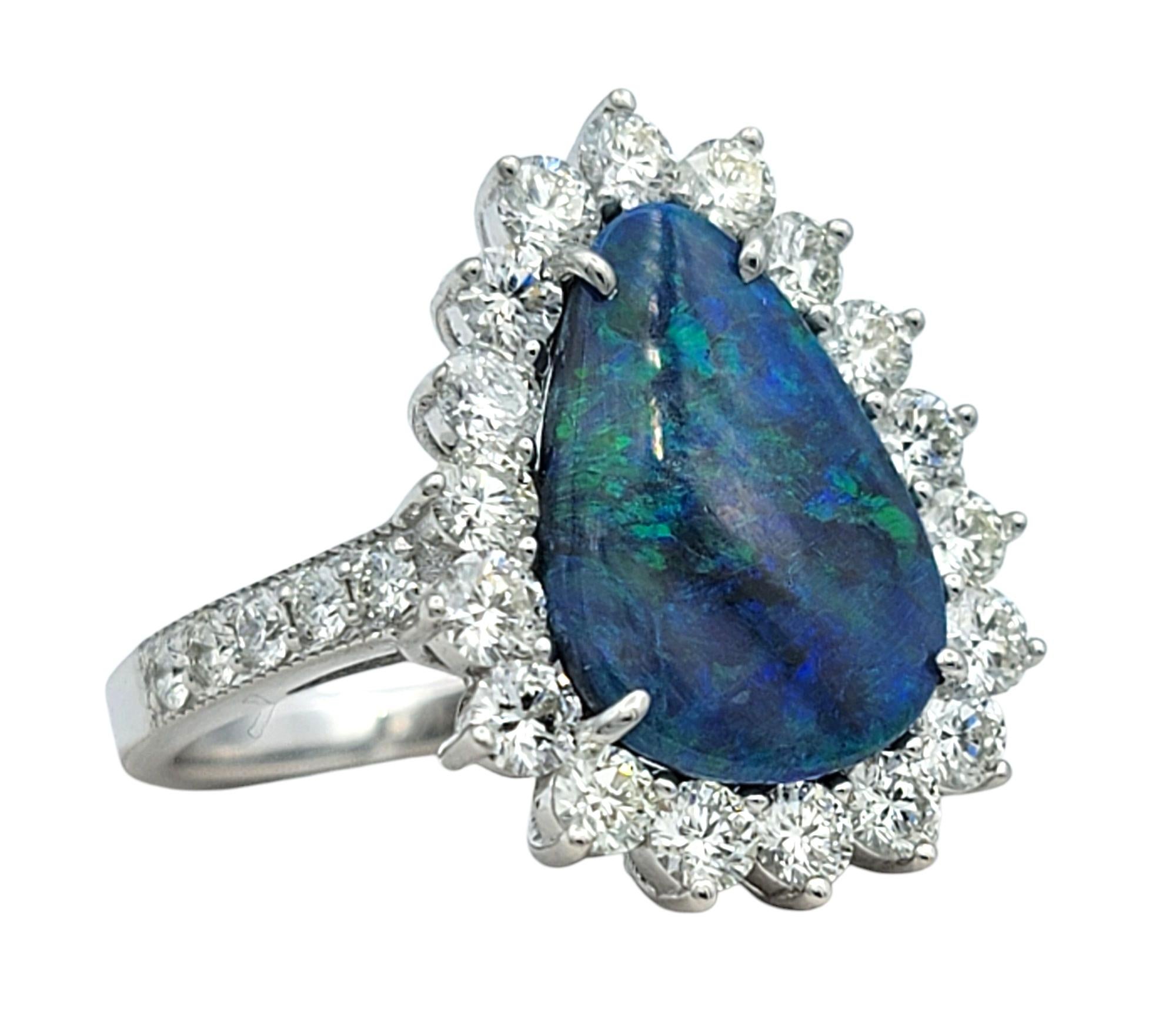 Ringgröße: 7 

Dieser Ring aus schwarzem Opal und Diamanten ist ein lebhaftes Schaufenster der Farben und des Glanzes. In seinem Zentrum liegt ein schwarzer Opal im Birnenschliff, der in leuchtendem 14-karätigem Weißgold gefasst ist und in