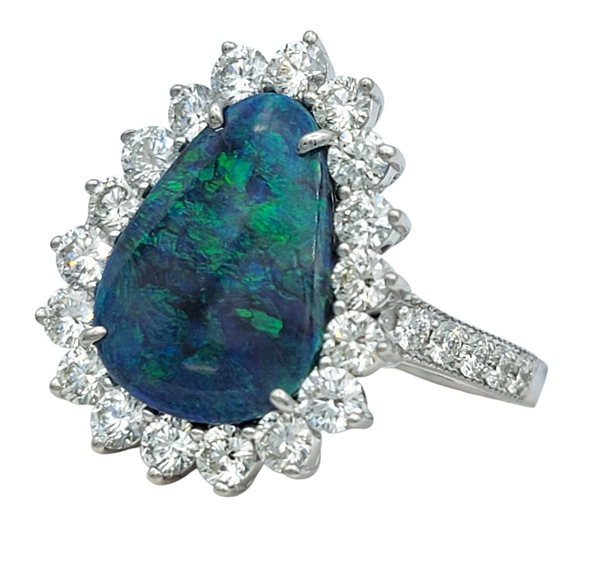Cocktailring aus 14 Karat Weißgold mit schwarzem Opal im Birnenschliff und Diamant-Halo (Zeitgenössisch) im Angebot