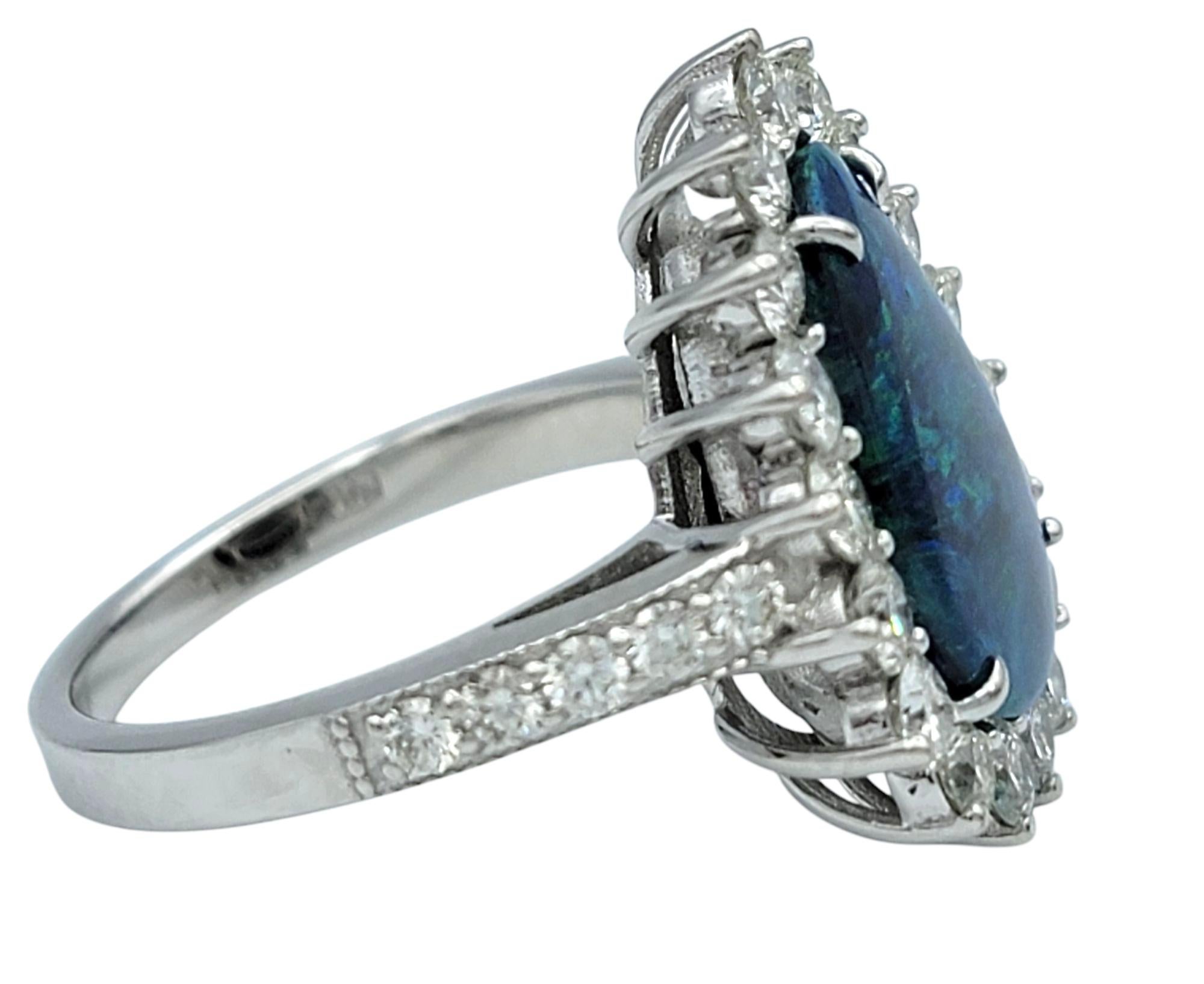 Cocktailring aus 14 Karat Weißgold mit schwarzem Opal im Birnenschliff und Diamant-Halo (Tropfenschliff) im Angebot