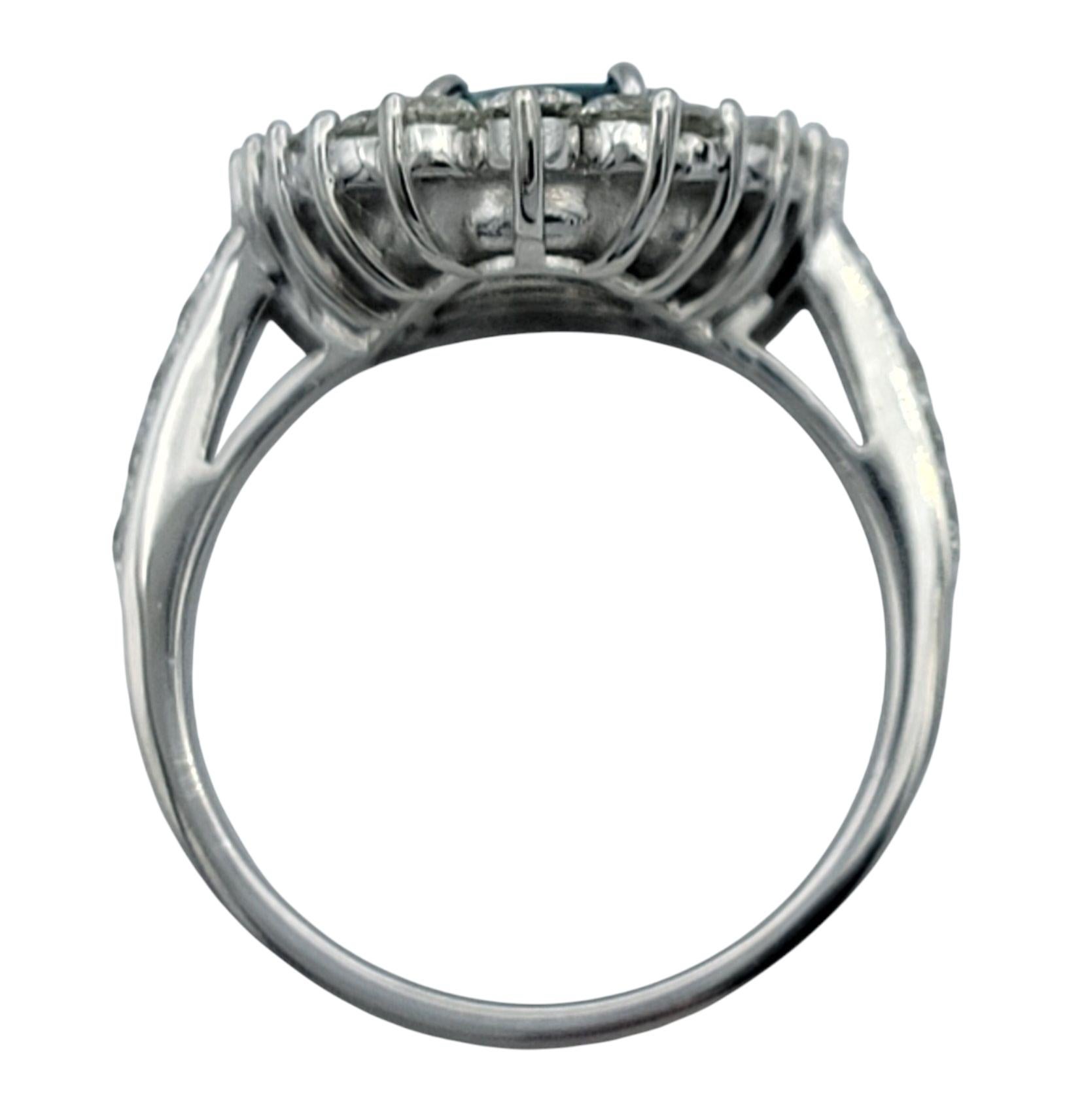Cocktailring aus 14 Karat Weißgold mit schwarzem Opal im Birnenschliff und Diamant-Halo Damen im Angebot