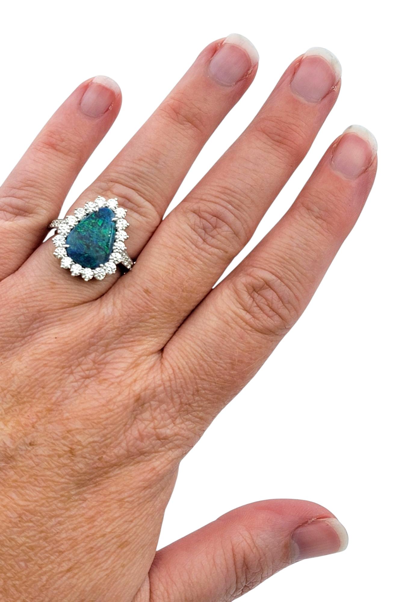 Cocktailring aus 14 Karat Weißgold mit schwarzem Opal im Birnenschliff und Diamant-Halo im Angebot 2