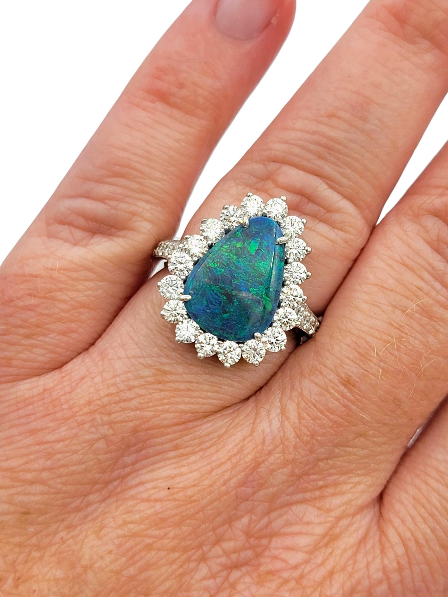 Cocktailring aus 14 Karat Weißgold mit schwarzem Opal im Birnenschliff und Diamant-Halo im Angebot 3