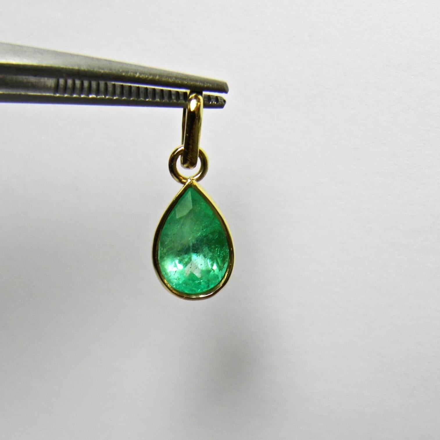 A pear shape natural Colombian emerald solitaire Drop pendant medium green color/ very good clarity
Total Emerald Weight :2.51 Carats
Pendant Measurement: 22.00mm x 8.50mm, rising 6.50mm
Total Pendant Weight: 2.0g
Style: Solitaire - Classic/ Bezel