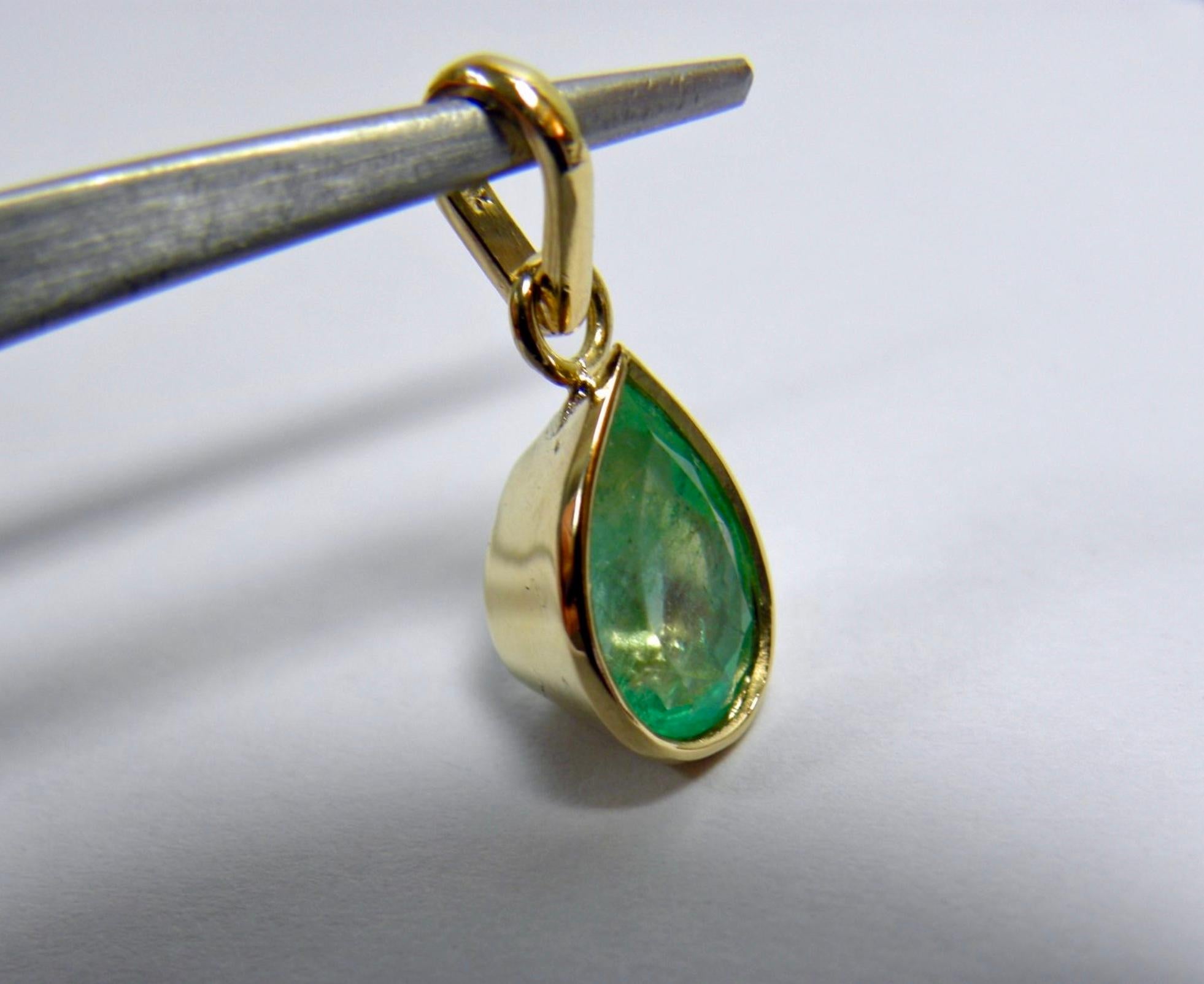 Contemporary Pear Cut Colombian Emerald Solitaire Drop Pendant 18 Karat For Sale