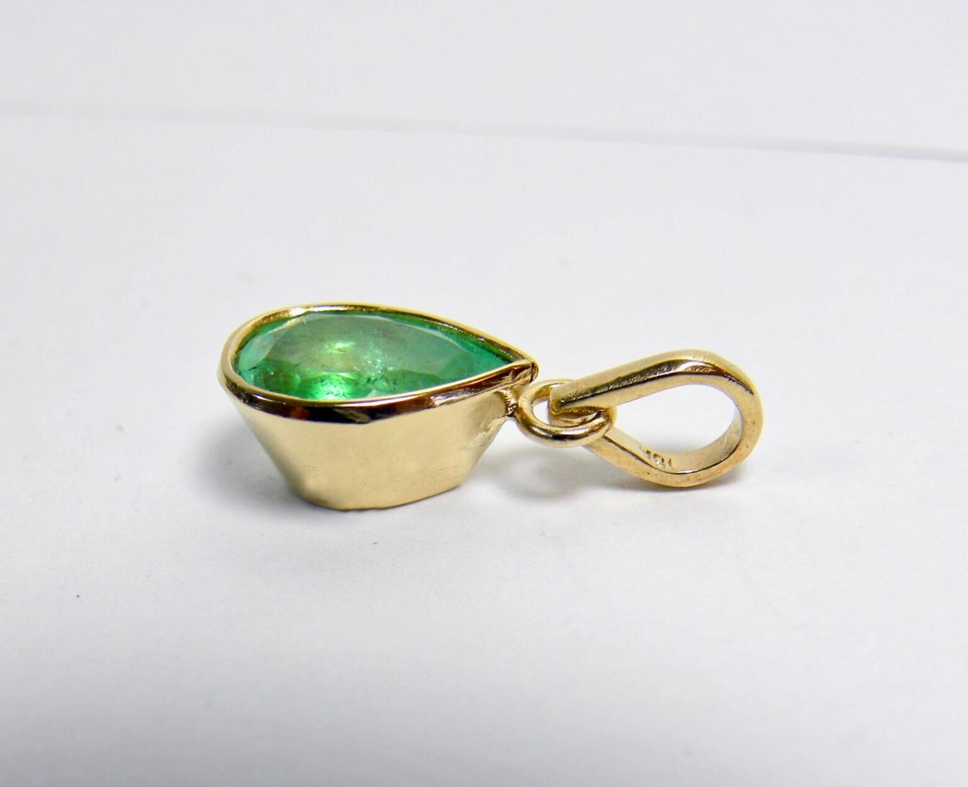 Pear Cut Colombian Emerald Solitaire Drop Pendant 18 Karat For Sale 1