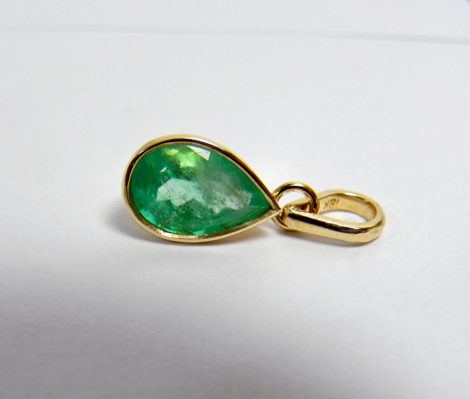 Pear Cut Colombian Emerald Solitaire Drop Pendant 18 Karat For Sale 3