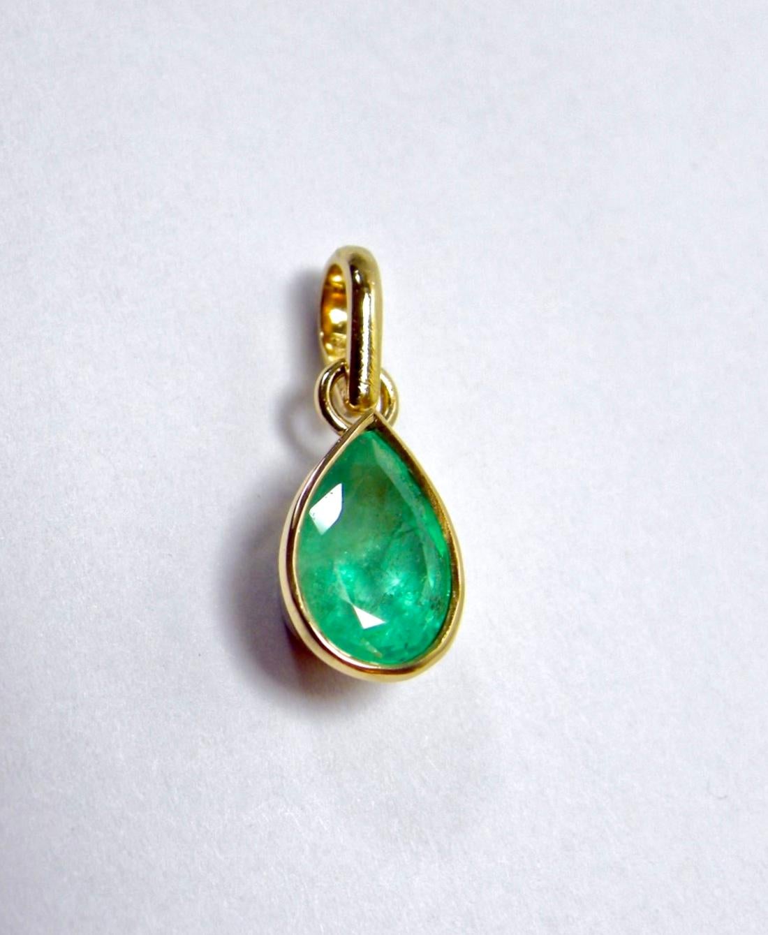 Pear Cut Colombian Emerald Solitaire Drop Pendant 18 Karat For Sale 4