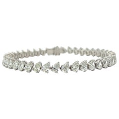 Diagonales Diamant-Tennisarmband im Birnenschliff in 18KW (9,94 Karat SI) von Arnav