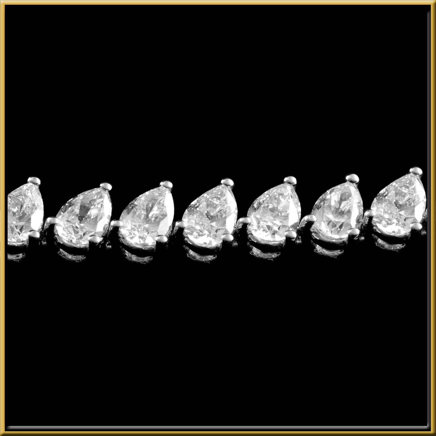 Modern Pear Cut Diamond 1/3 Carat Tennis Bracelet in 18 Karat Gold For Sale