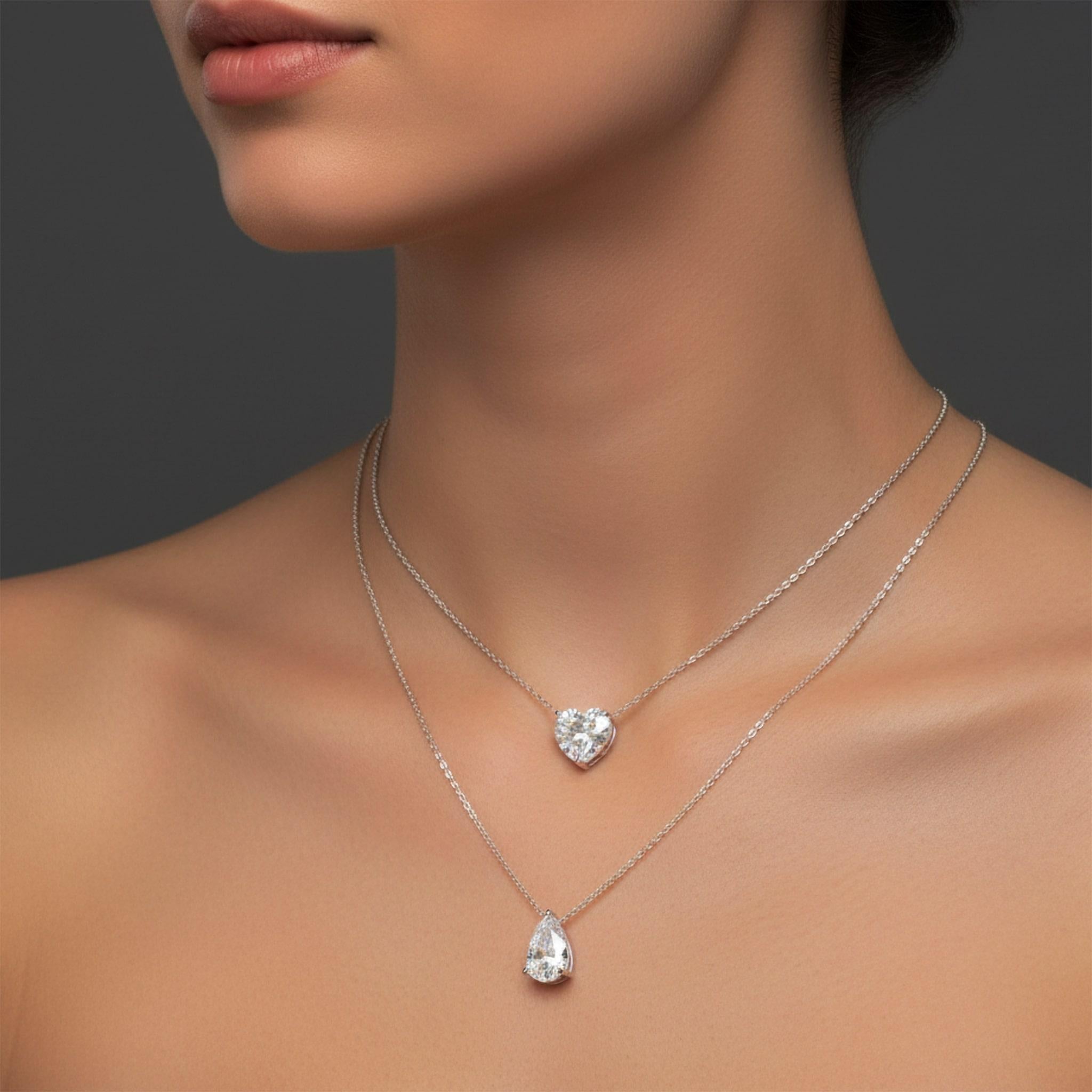 L'Elegance raffinée dans sa forme la plus pure - ce collier pendentif solitaire en diamant taille poire incarne la sophistication intemporelle. Réalisé en or blanc 14 carats (également disponible en 18 carats sur demande), ce modèle présente un