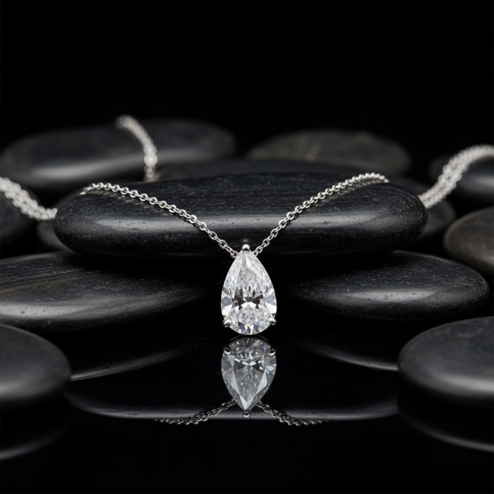 Moderne Collier pendentif solitaire en or blanc 14K (ou 18k sur demande) avec diamant poire en vente