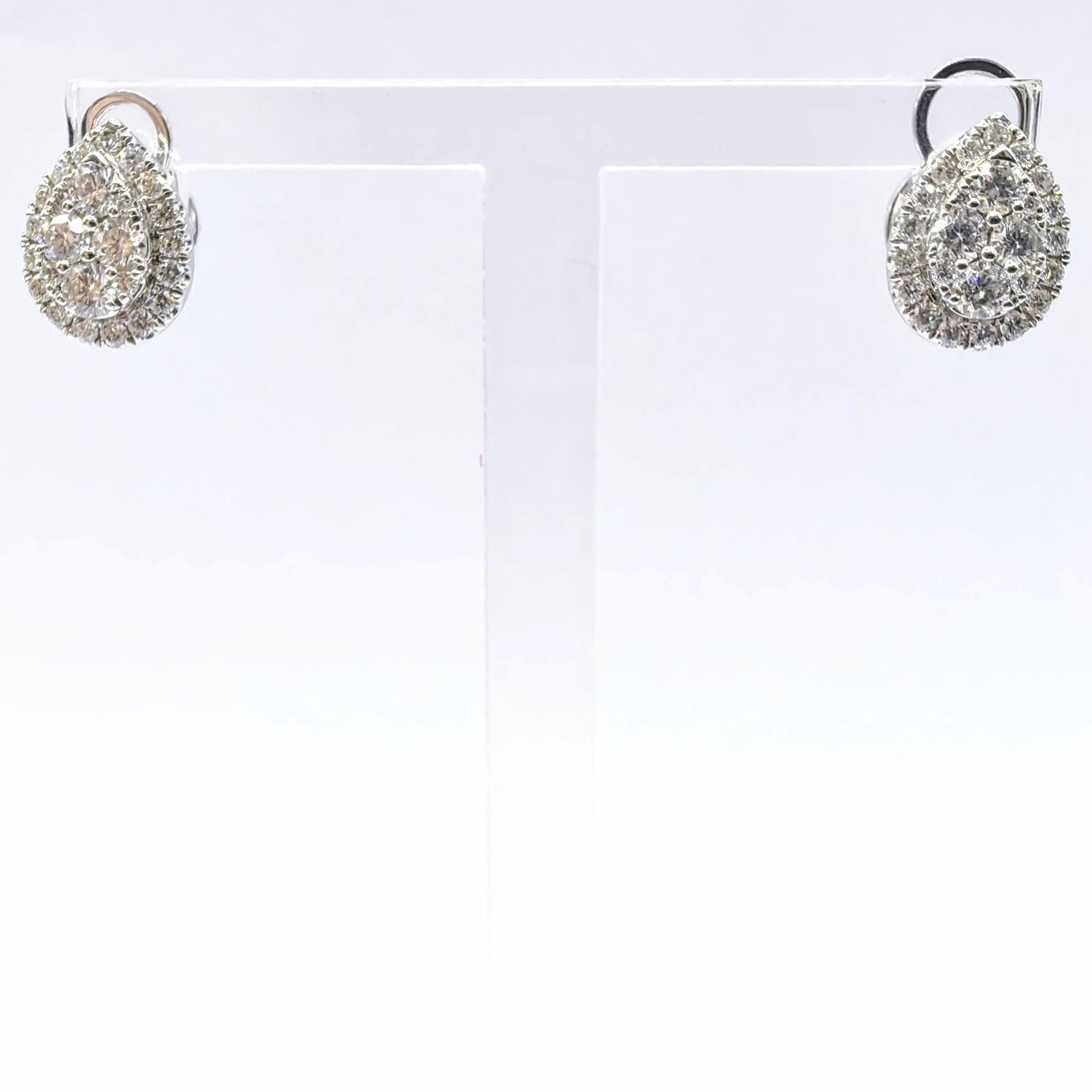 Una refinada fusión de encanto vintage y elegancia moderna, estos pendientes de oro blanco de 14 quilates con ilusión de halo y racimo de diamantes talla pera aportan una sofisticación atemporal a tu colección de joyas. Cada pendiente presenta un