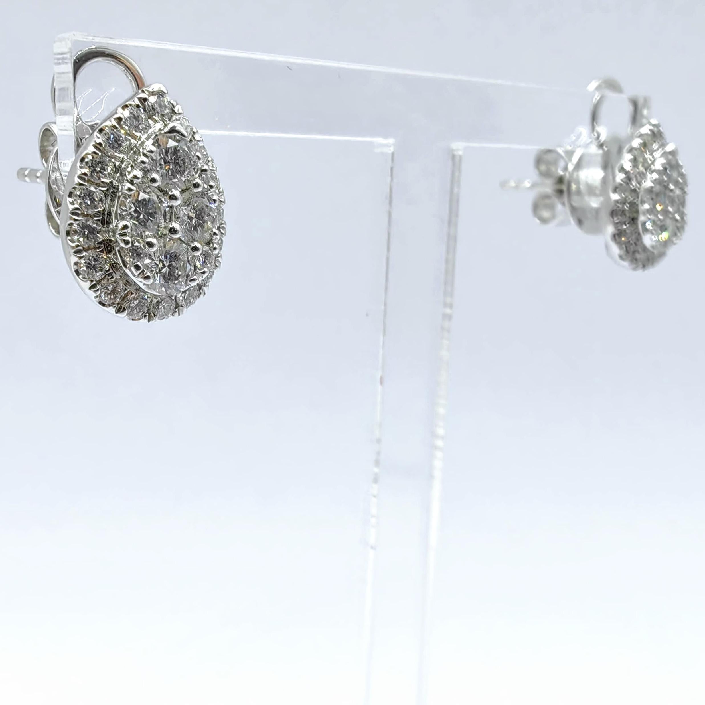 Pendientes de oro blanco de 14 quilates con halo ilusión y racimo de diamantes talla pera Contemporáneo en venta