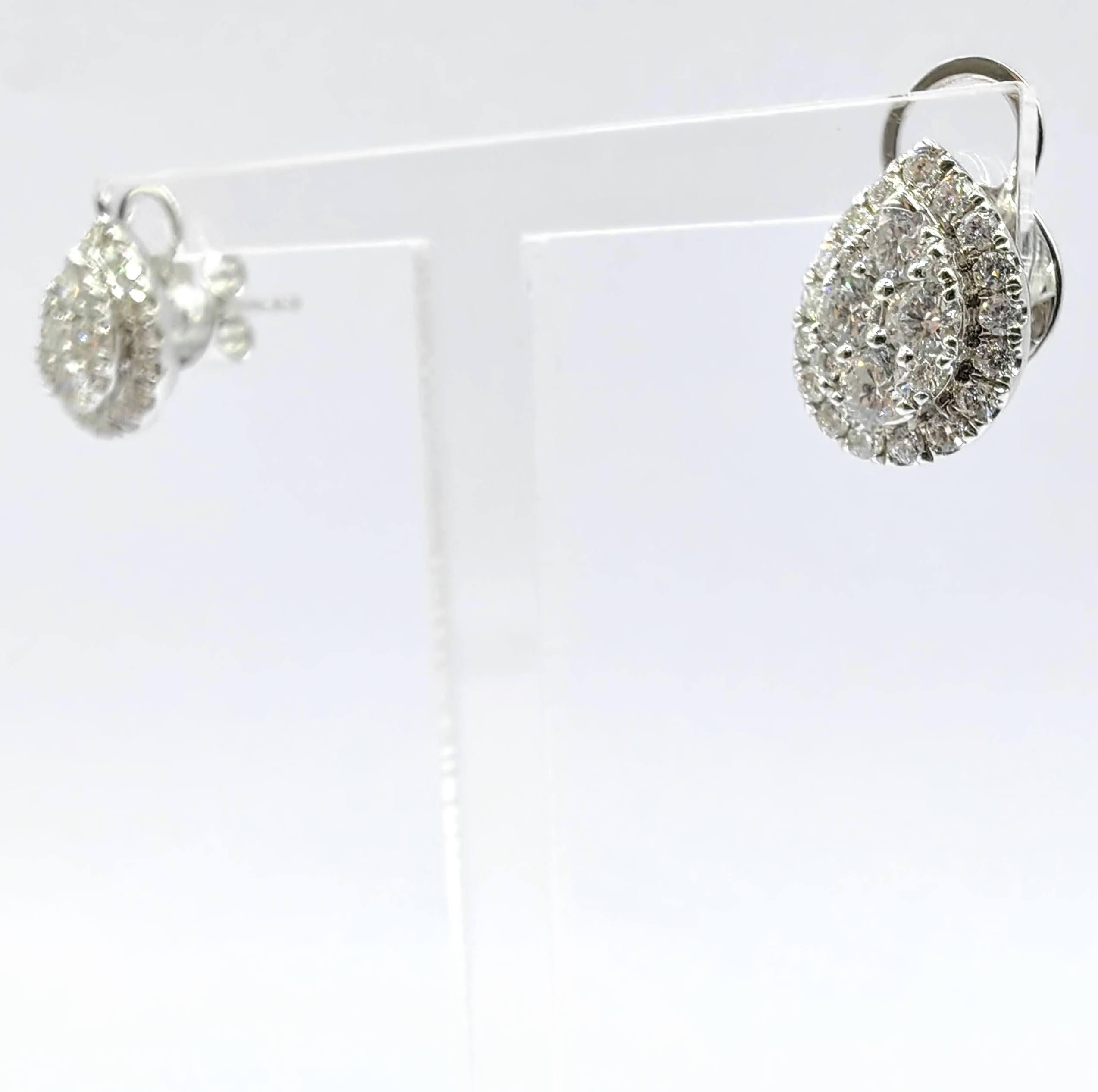 Pendientes de oro blanco de 14 quilates con halo ilusión y racimo de diamantes talla pera Corte redondo en venta