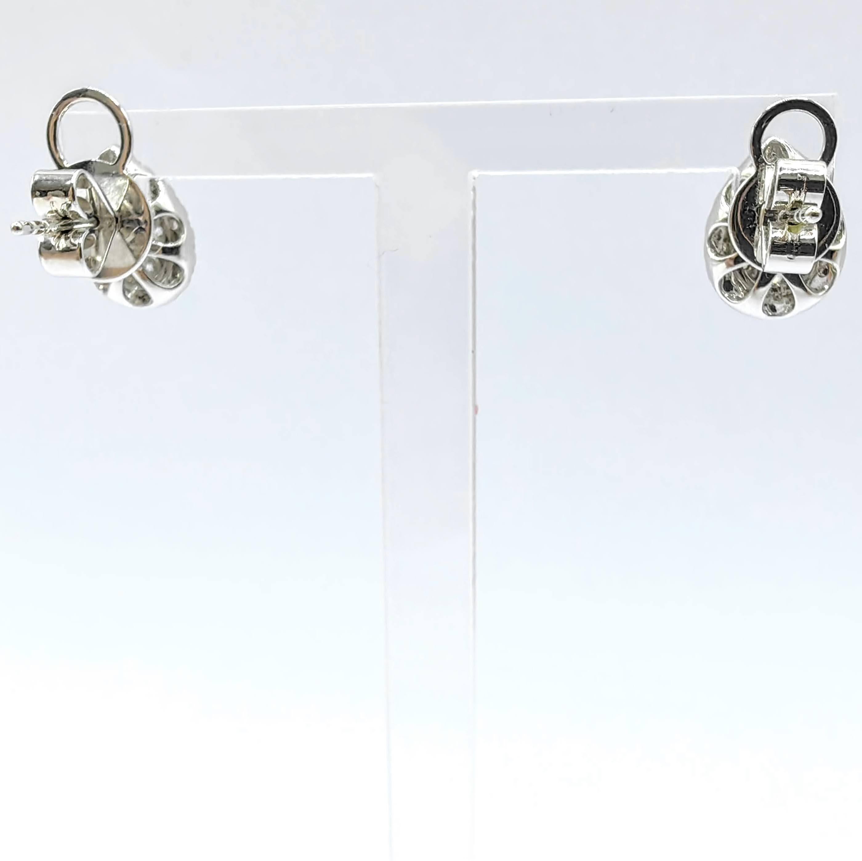 Pendientes de oro blanco de 14 quilates con halo ilusión y racimo de diamantes talla pera en Nuevo estado para la venta en Wan Chai District, HK