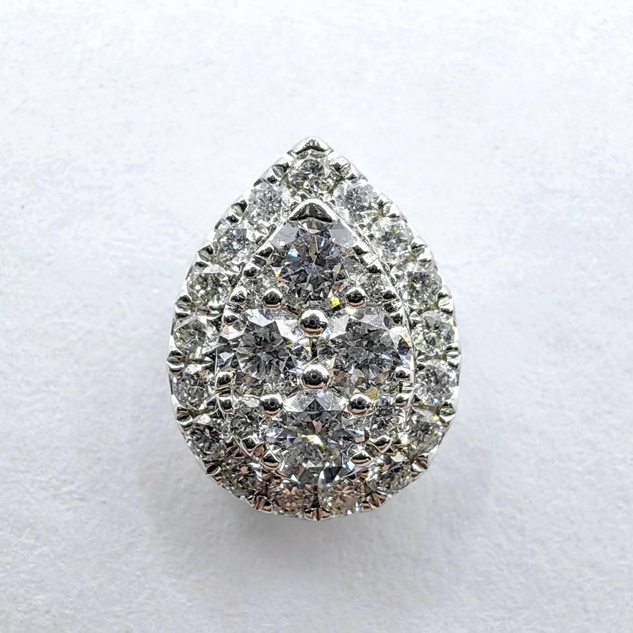 Pendientes de oro blanco de 14 quilates con halo ilusión y racimo de diamantes talla pera en venta 1