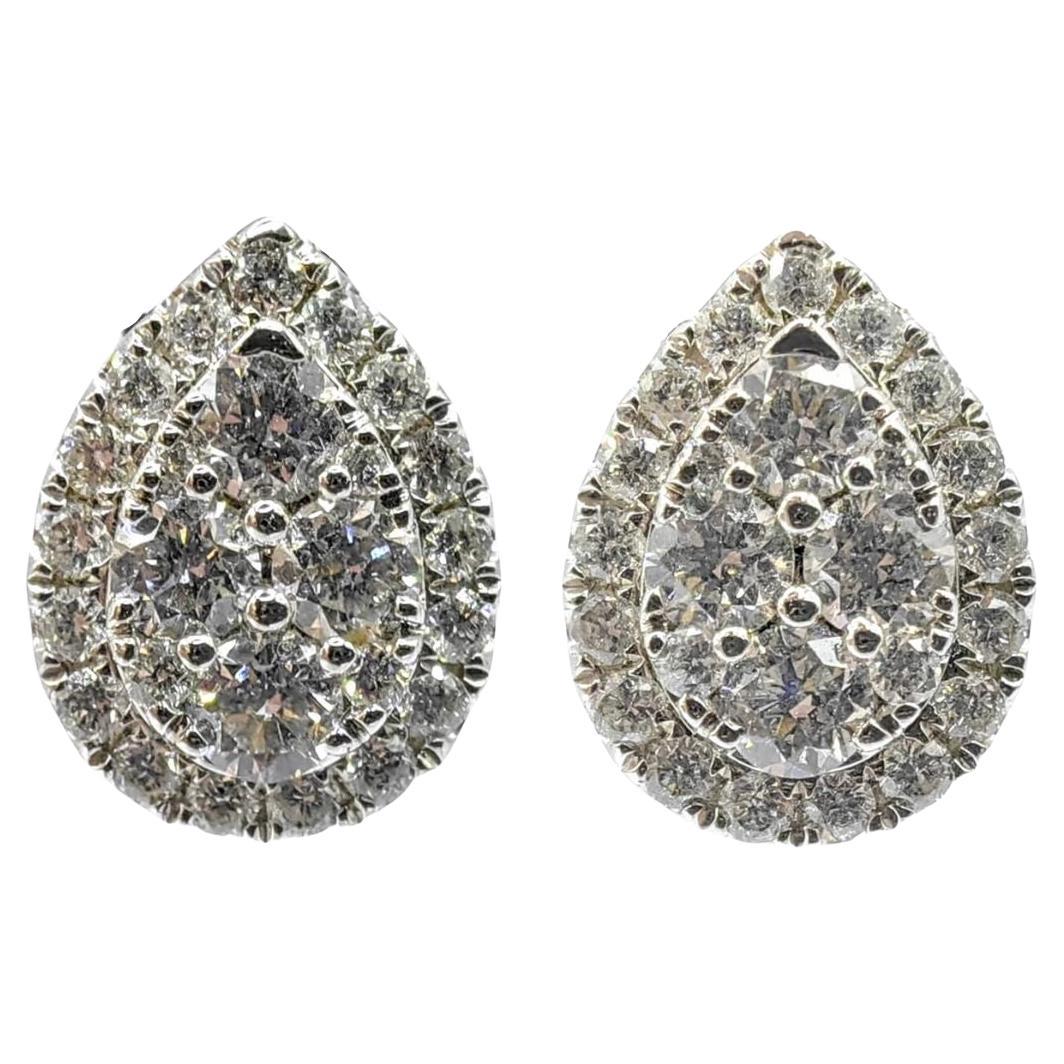 Pendientes de oro blanco de 14 quilates con halo ilusión y racimo de diamantes talla pera en venta