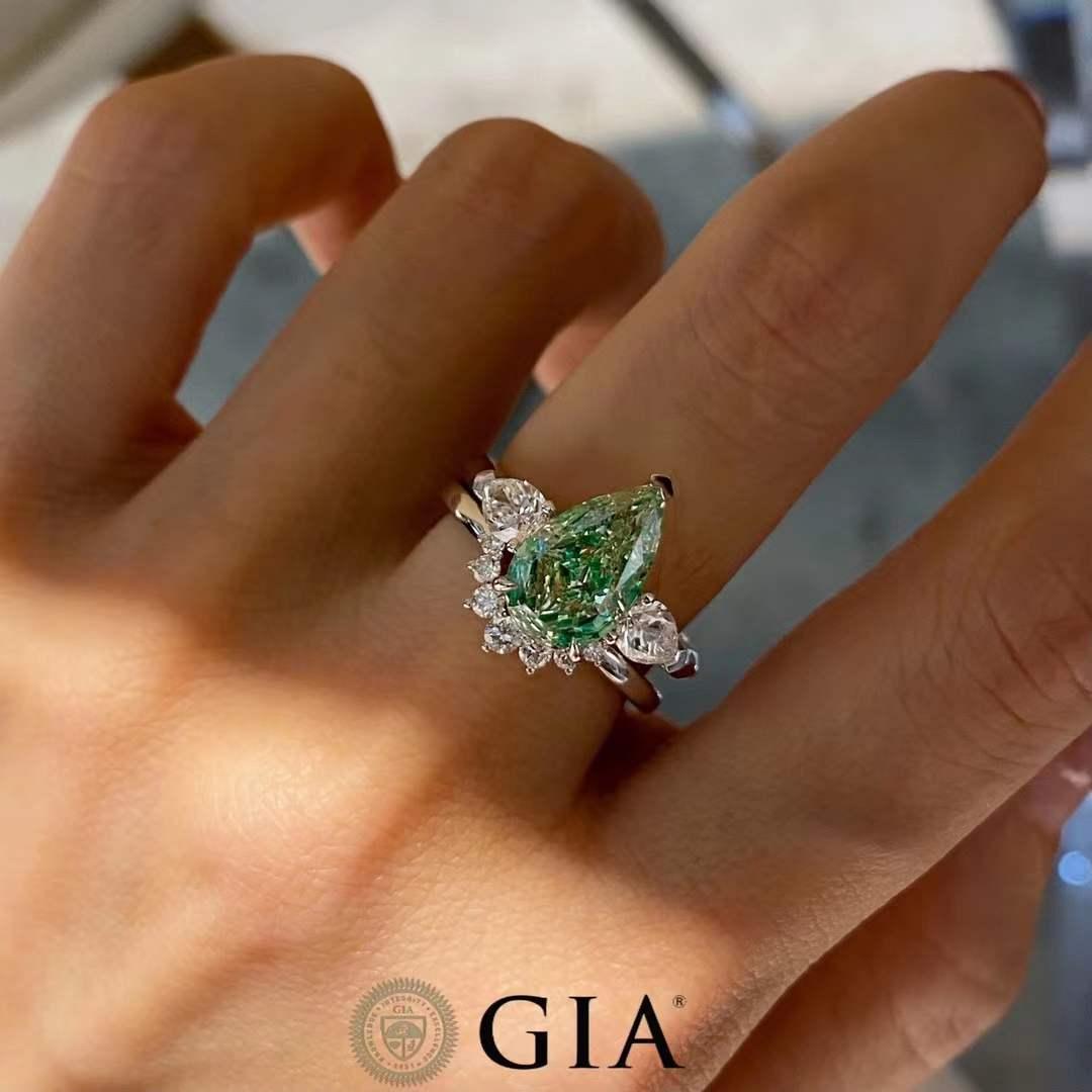 En vente :  Bague de fiançailles en diamant taille poire - Diamant vert certifié GIA 2