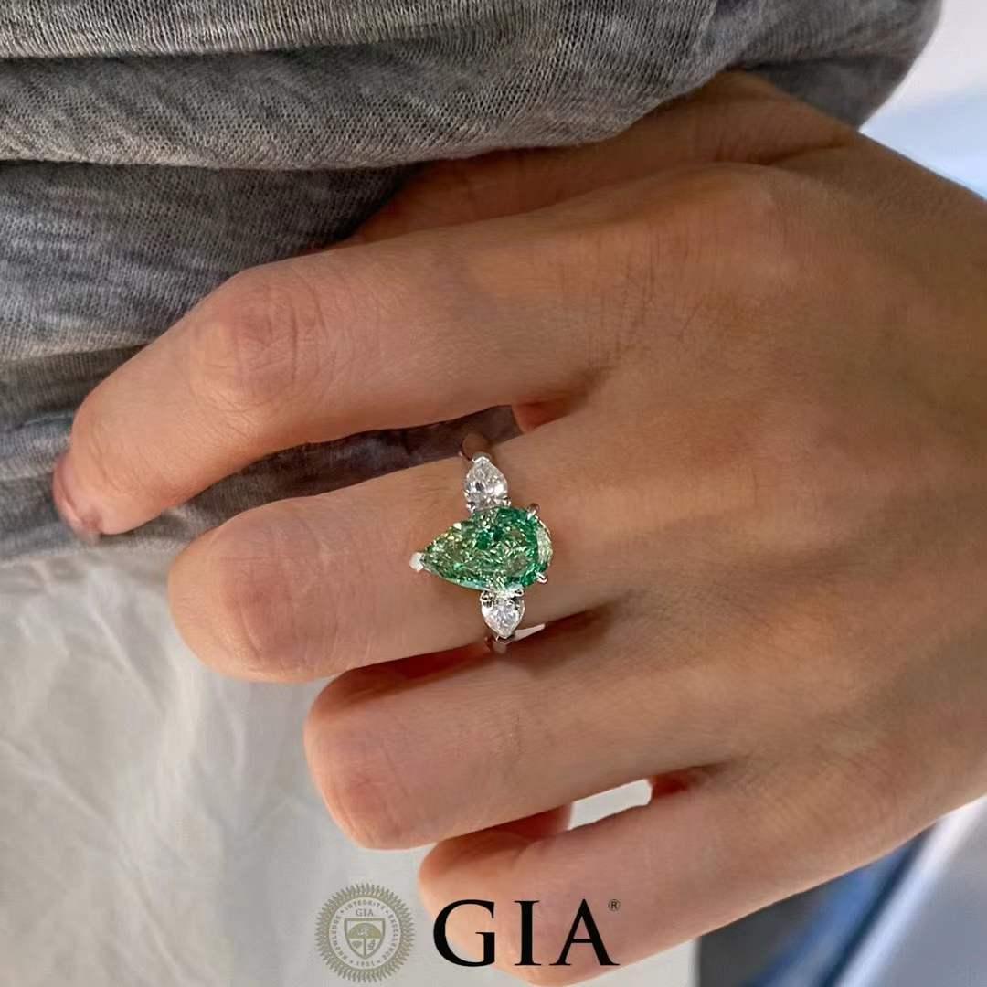 En vente :  Bague de fiançailles en diamant taille poire - Diamant vert certifié GIA 3