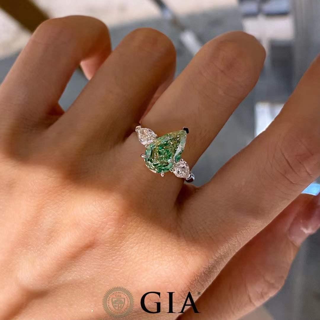 En vente :  Bague de fiançailles en diamant taille poire - Diamant vert certifié GIA 4