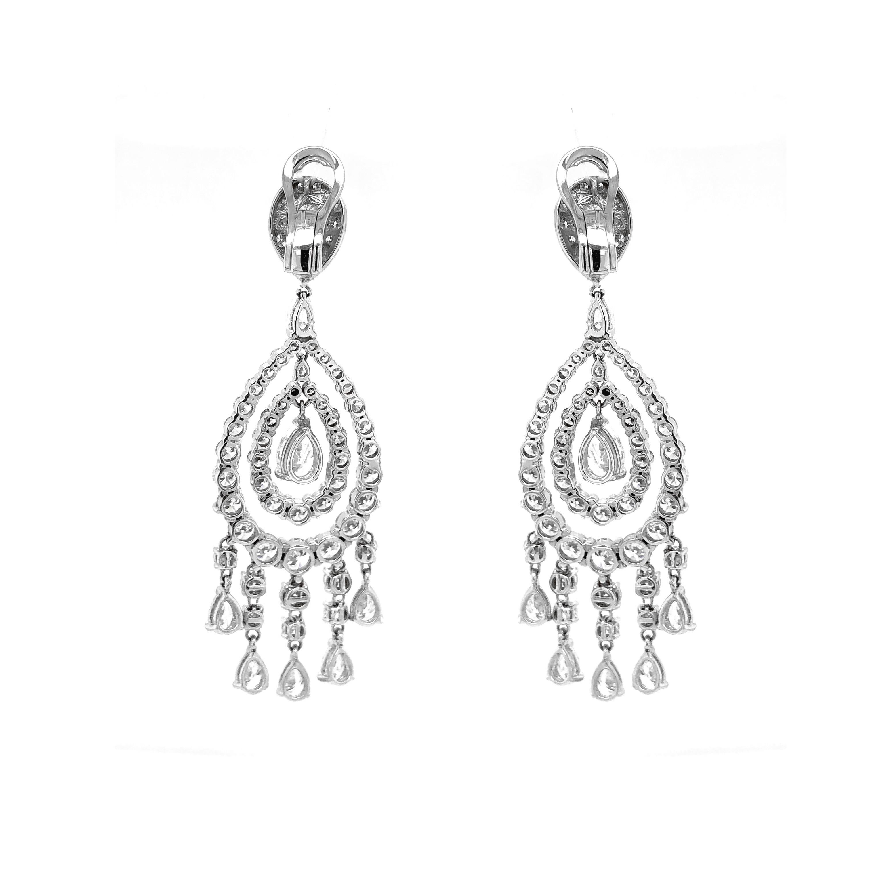 Contemporary Pear Cut Diamonds 2.03 Carat Chandelier 18k Gold Earrings For Sale