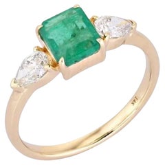 Anillo trío de oro amarillo de 14K con esmeralda de corte pera de 1,22 ct y diamantes