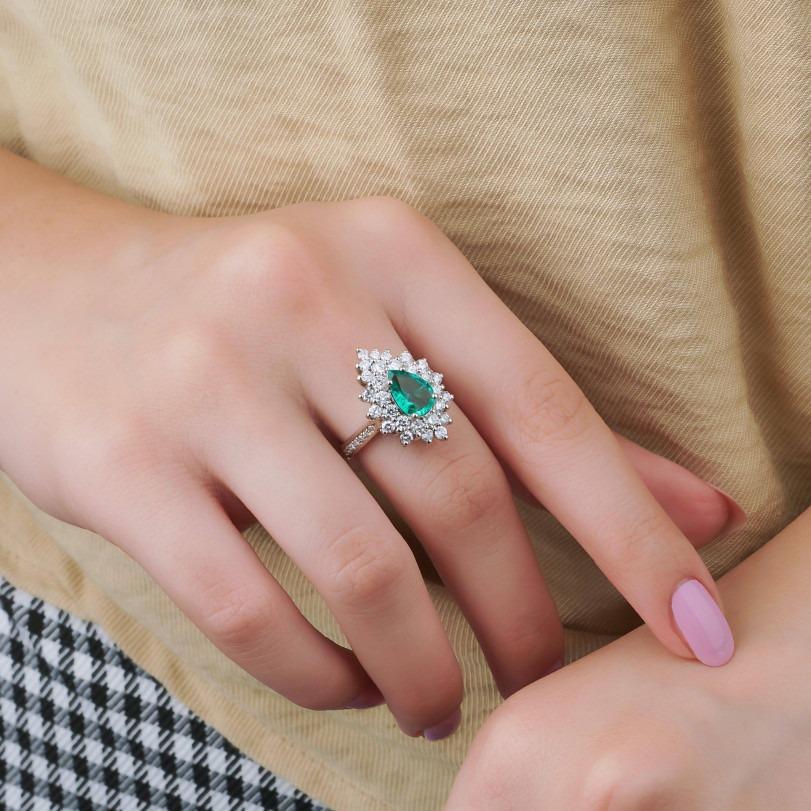 Modern Pear Cut Emerald And Diamond 2.54ct Ring For Sale