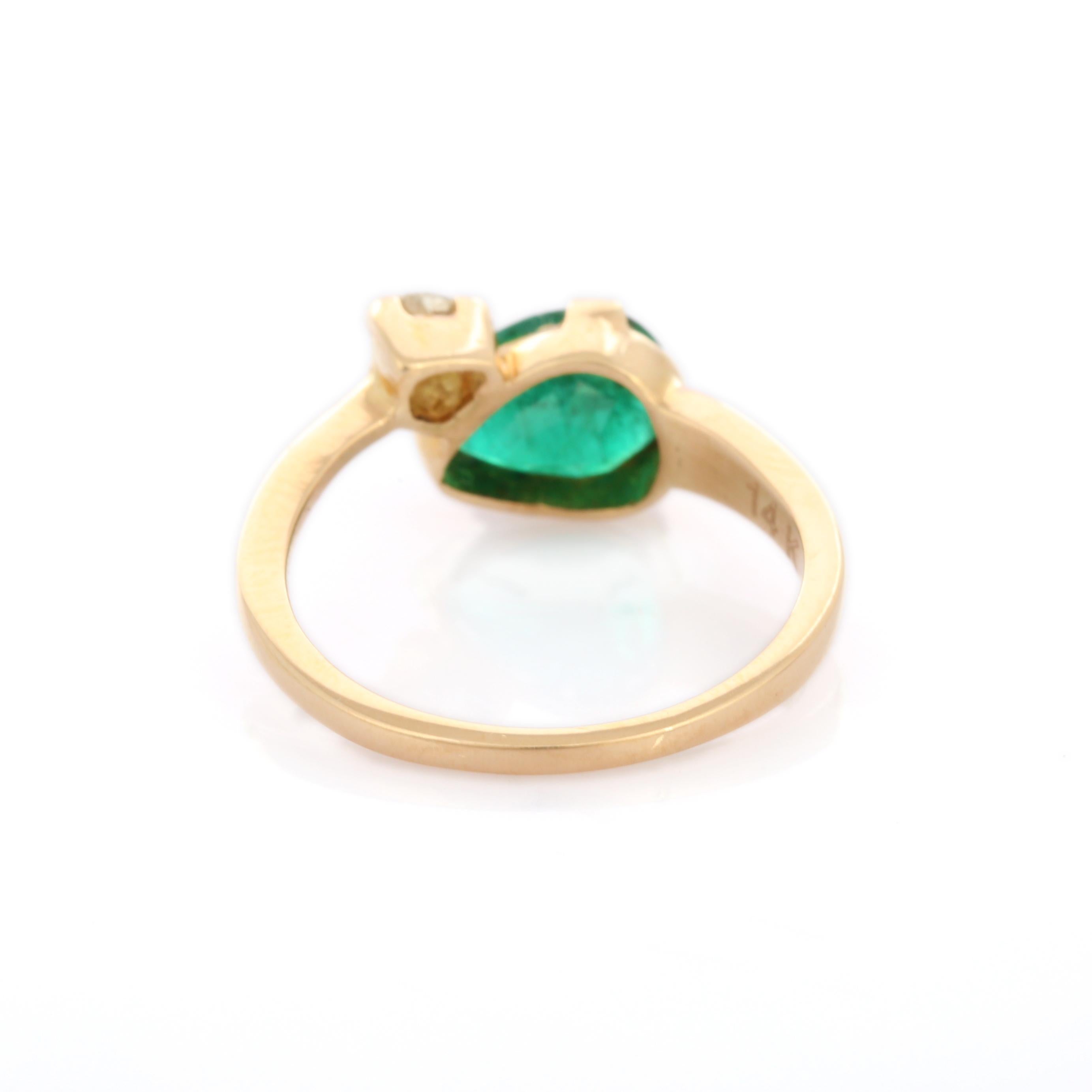 Im Angebot: Toi Et Moi Ring aus 18 Karat Gelbgold mit Smaragd im Birnenschliff und Diamanten () 3