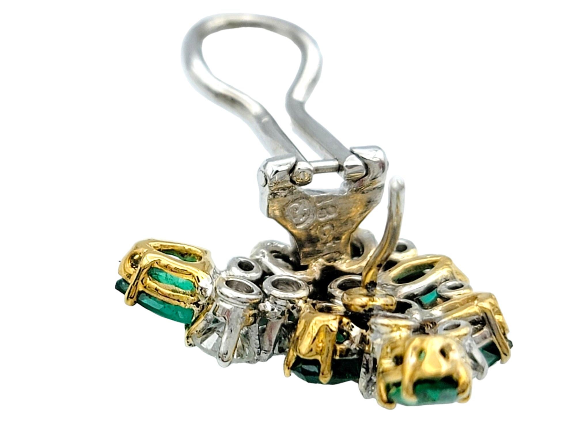 Ohrringe mit Smaragd im Birnenschliff und rundem Brillanten in 18 Karat Gold Damen im Angebot
