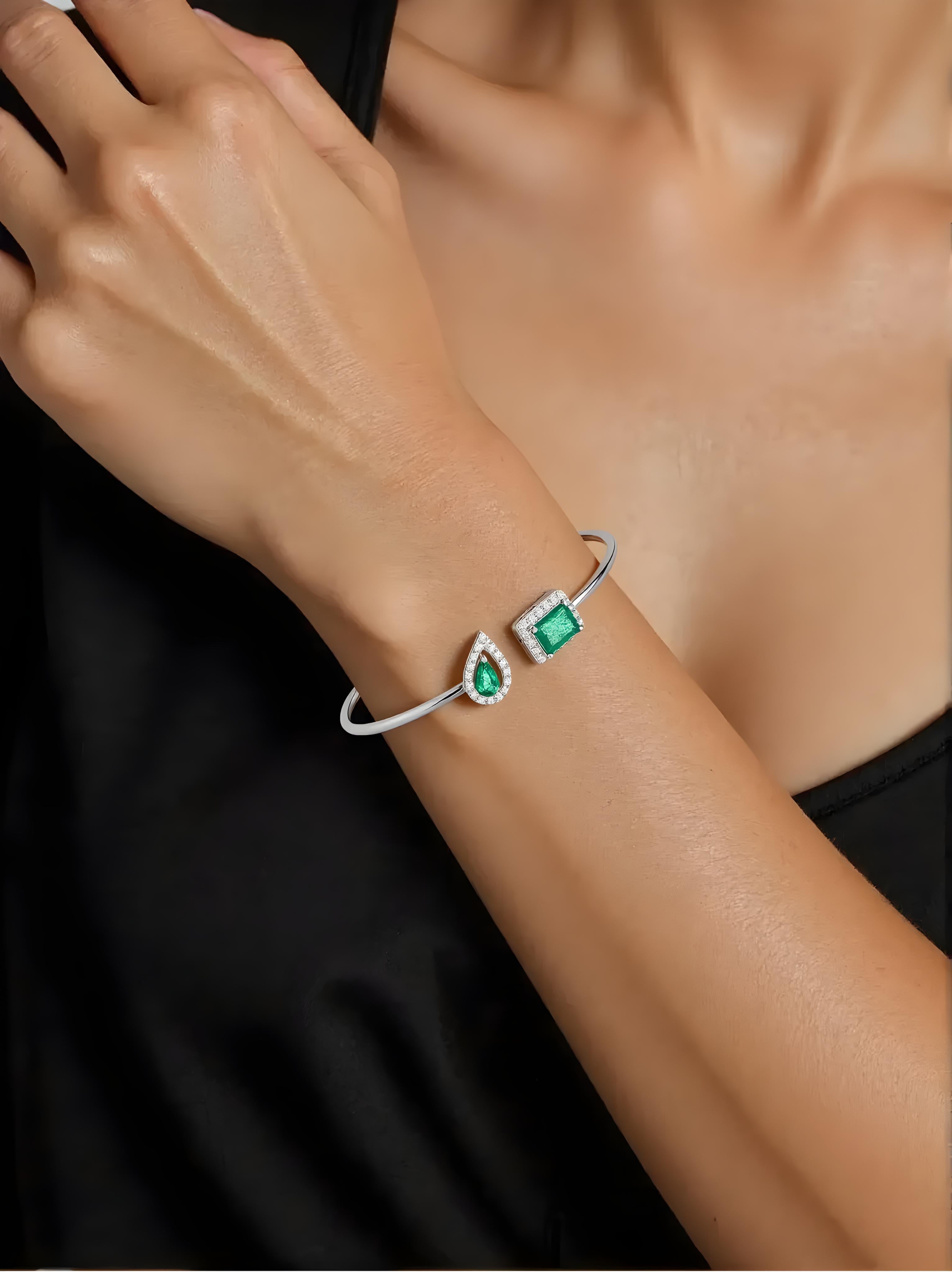 Birnenschliff & Smaragdschliff Smaragd Armband Halo Diamant Manschettenarmband 14k Gold (Gemischter Schliff) im Angebot