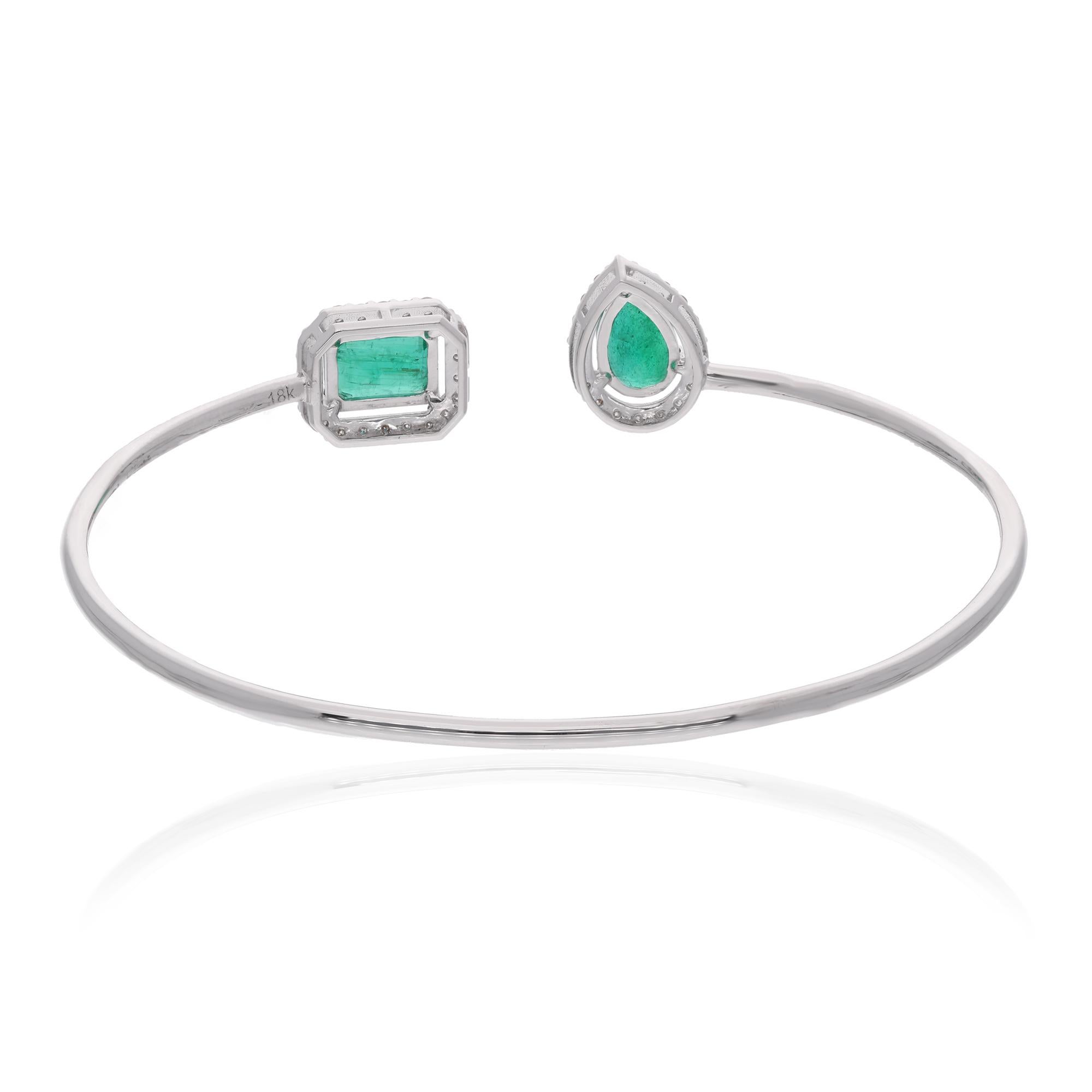 Pulsera de esmeraldas talla pera y esmeralda Pulsera brazalete con halo de diamantes Oro de 18k en Nuevo estado para la venta en Diera, Dubai