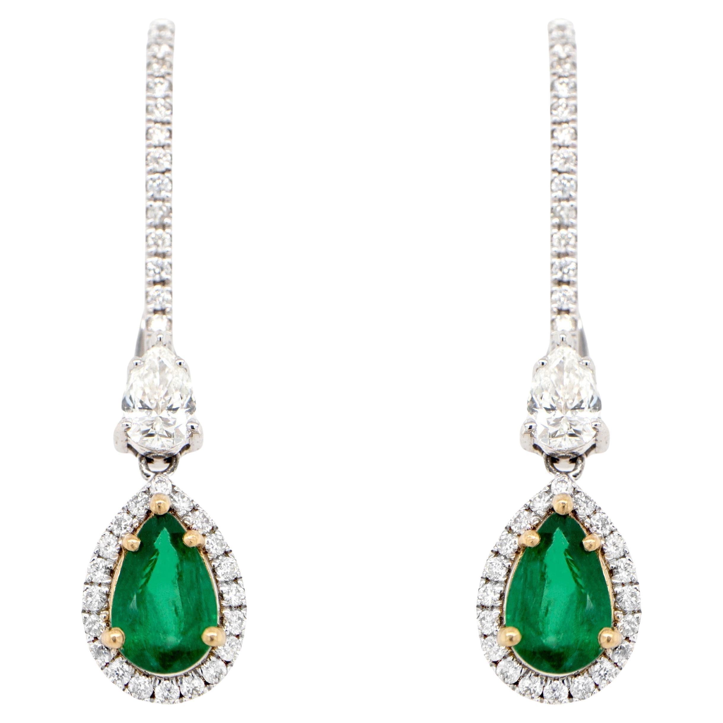 Ohrhänger mit Smaragd im Birnenschliff und Diamanten, gefasst mit 4,64 Karat 18K Gold im Angebot