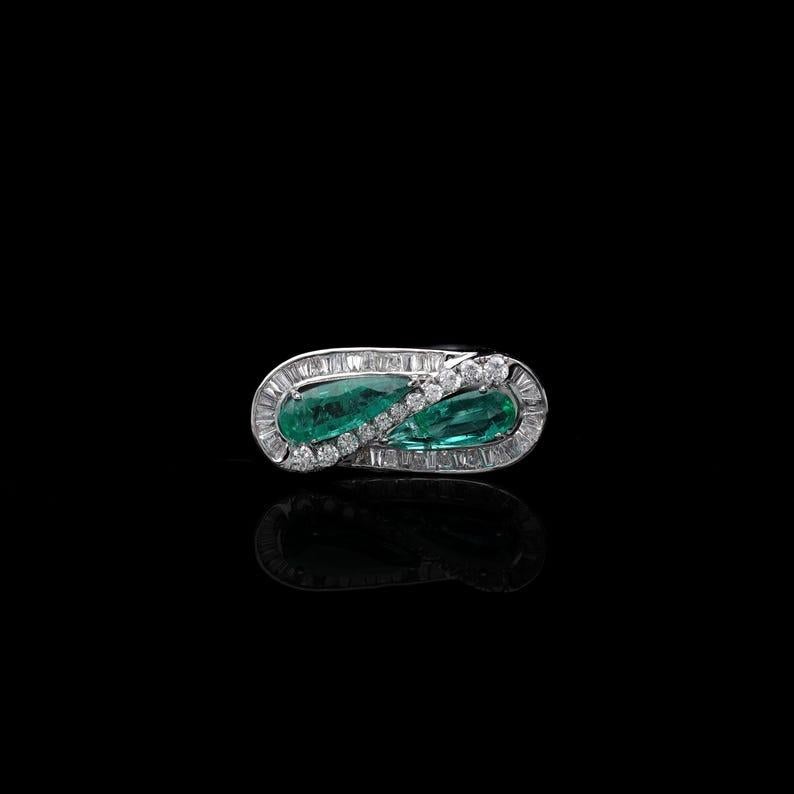PRODUCT DETAILS -

===============

➡️GEMSTONE DETAILS :

❋ Gemstone : Emerald

❋ Gemstone Weight : 2.03 cts

❋ Gemstone Size : 4.6 X 12.3 cts

❋ Gemstone Shape : Pear cut

❋ Gemstone Type : Natural


➡️DIAMOND DETAILS :

❋ Diamond Weight : 0.805