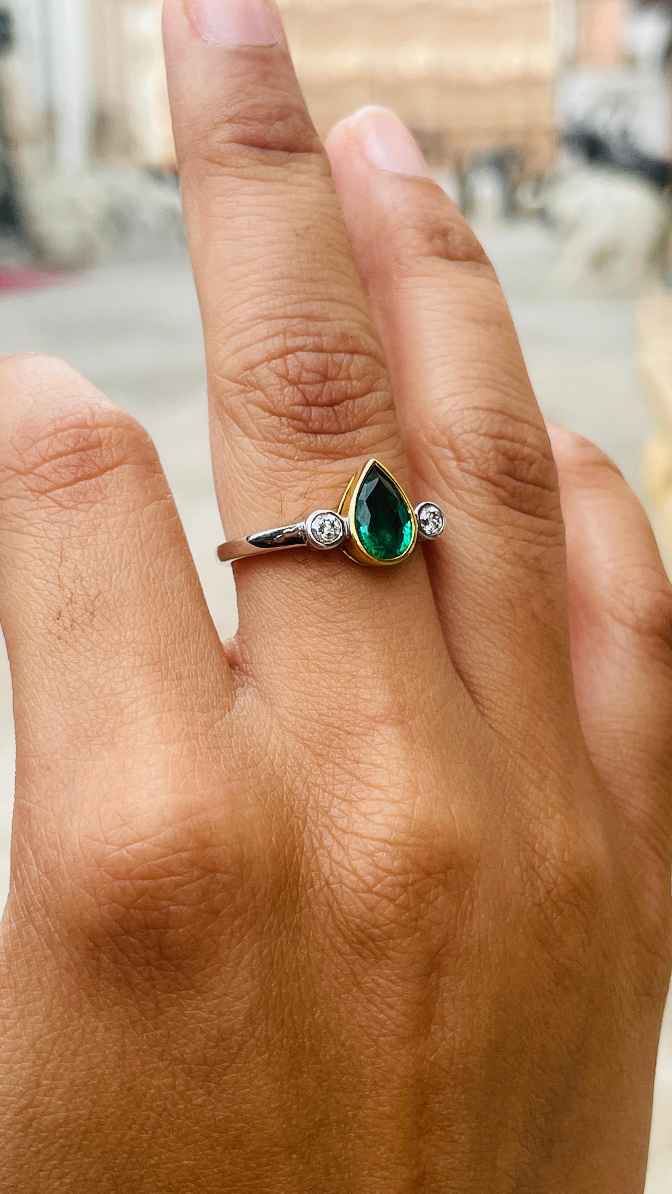 En vente :  Bague de fiançailles en or blanc/jaune 18 carats avec émeraude taille poire et diamants 10