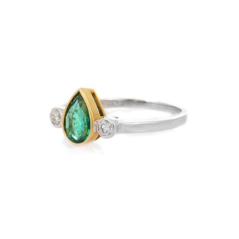 En vente :  Bague de fiançailles en or blanc/jaune 18 carats avec émeraude taille poire et diamants 11