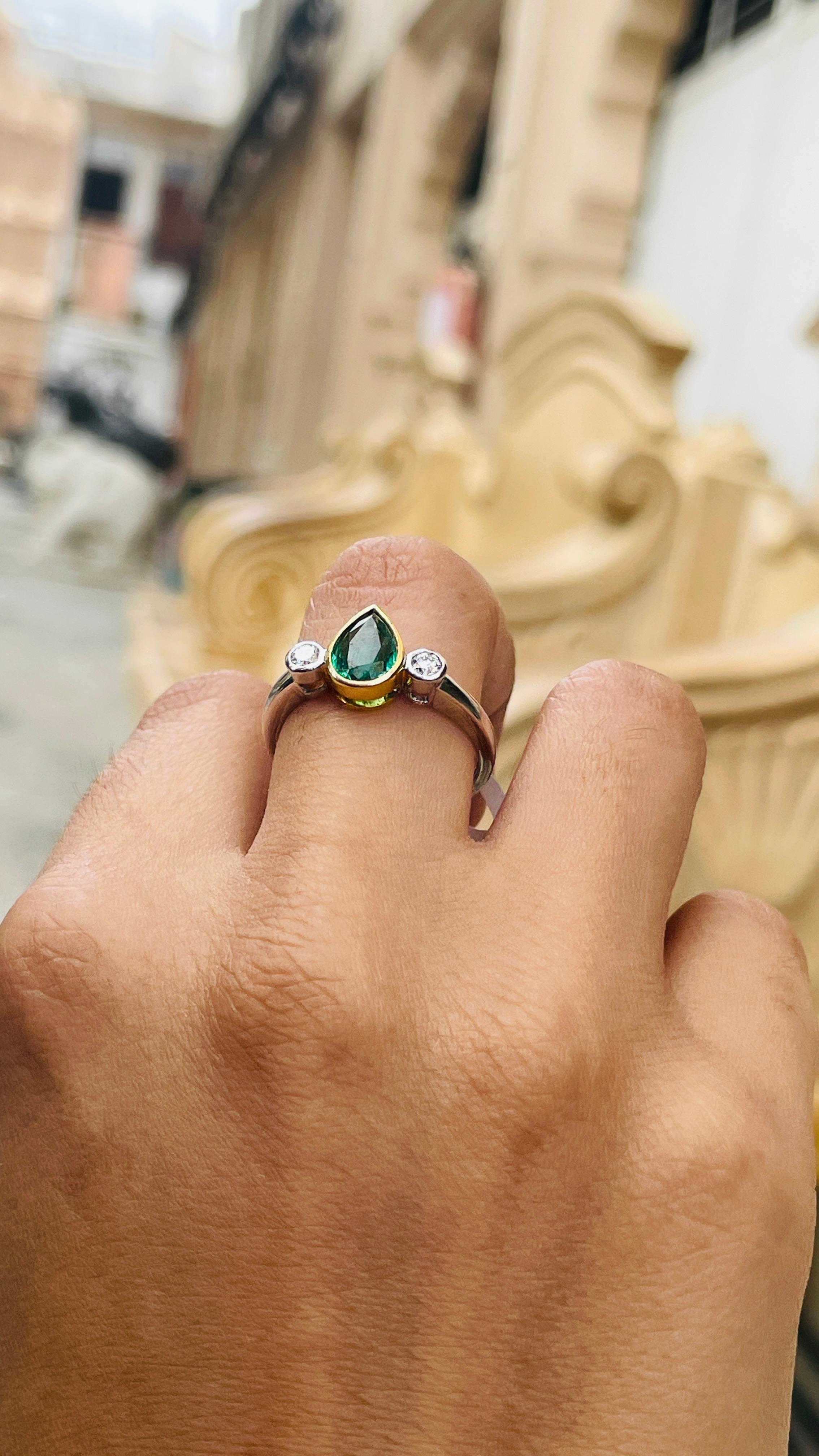 En vente :  Bague de fiançailles en or blanc/jaune 18 carats avec émeraude taille poire et diamants 6