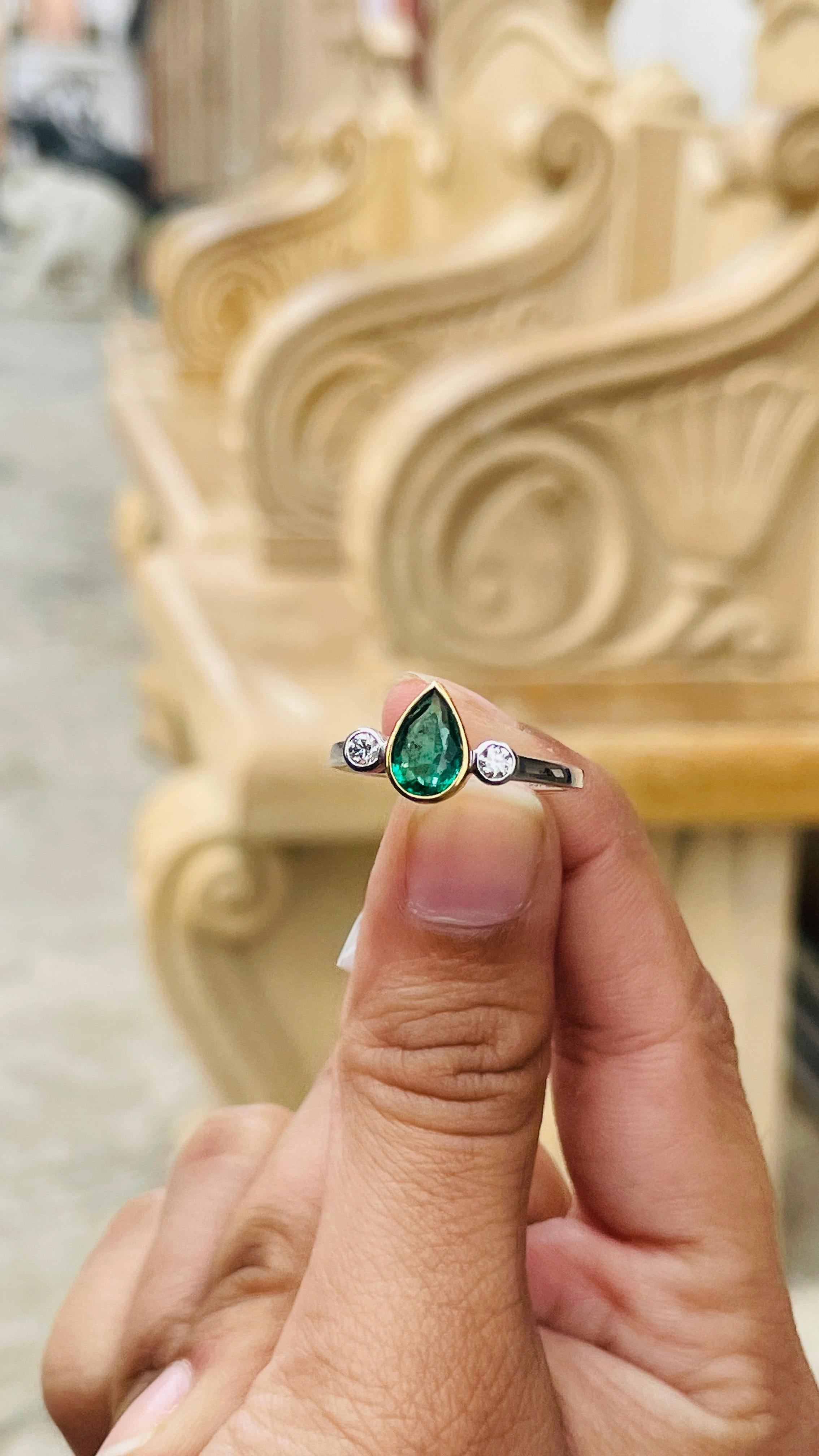 En vente :  Bague de fiançailles en or blanc/jaune 18 carats avec émeraude taille poire et diamants 8