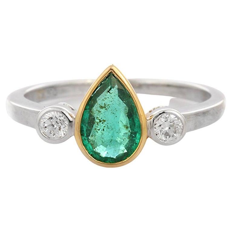 En vente :  Bague de fiançailles en or blanc/jaune 18 carats avec émeraude taille poire et diamants 9