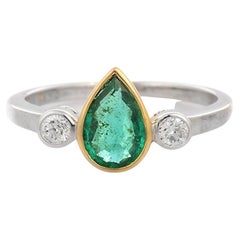 Anello di fidanzamento con smeraldo taglio pera e diamanti in oro bianco/giallo 18 carati