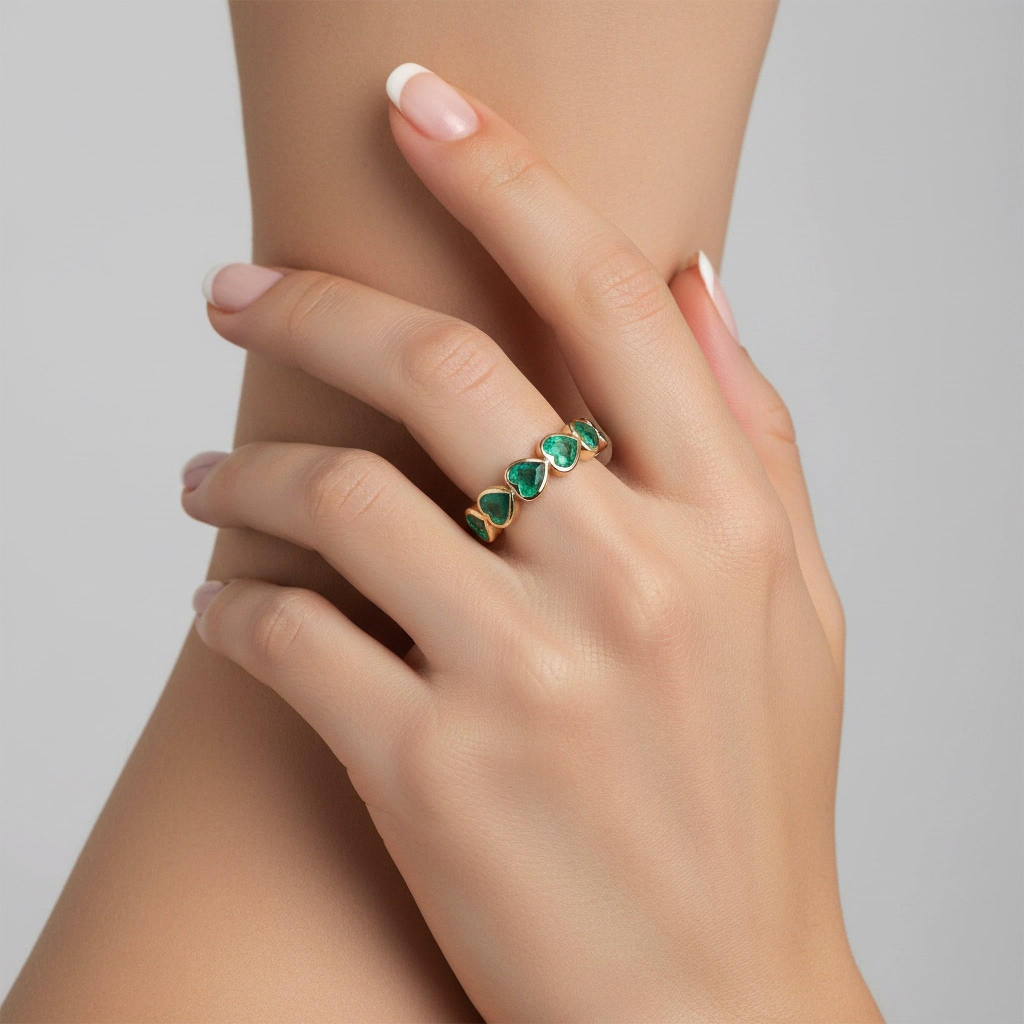 Der Smaragdring mit Herzmotiv im Birnenschliff aus 14-karätigem Gold vereint leuchtende Edelsteine und Diamanten in einem luxuriösen, zeitlosen Design. Der aus 14 Karat Gelb- und Roségold gefertigte Ring besticht durch eine Vielzahl von