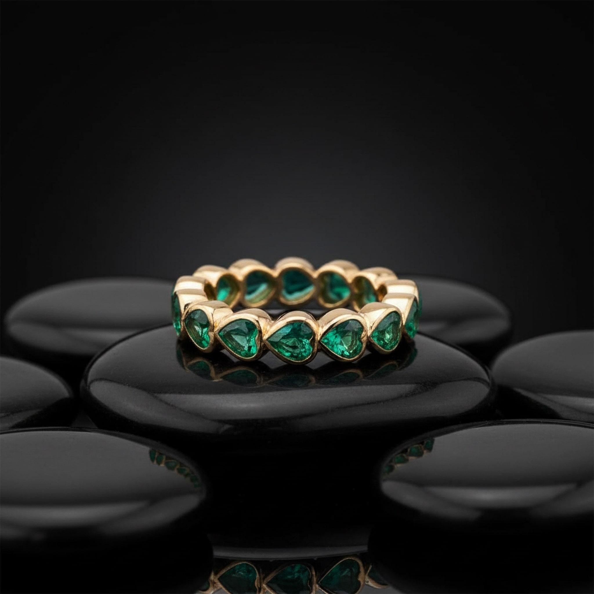 Birnenschliff Smaragd Herzmotiv 14K (oder 18k auf Anfrage) Gelbgold Ring (Moderne) im Angebot