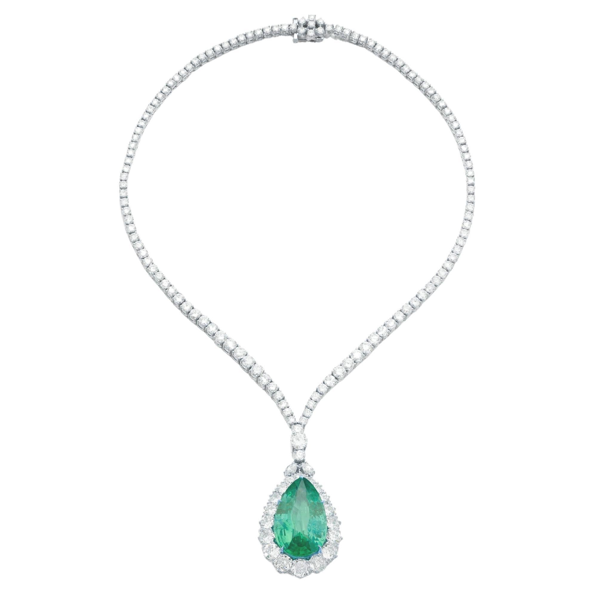 collana con smeraldo verde vivo e diamanti



La fila graduale di diamanti a taglio brillante conduce a due diamanti a forma di marquise, sostenendo uno zaffiro rosa a forma di pera del peso di 15 carati, incorniciato da diamanti a taglio circolare