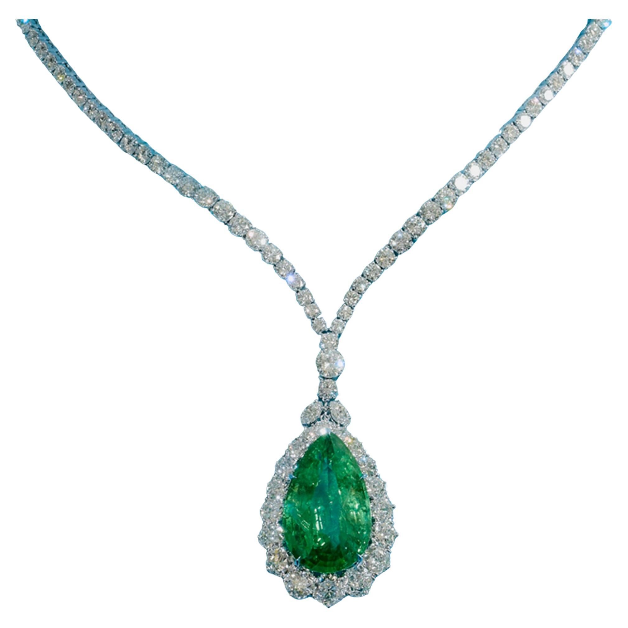 Taglio a goccia Collana di diamanti con smeraldo minore con taglio a pera in vendita