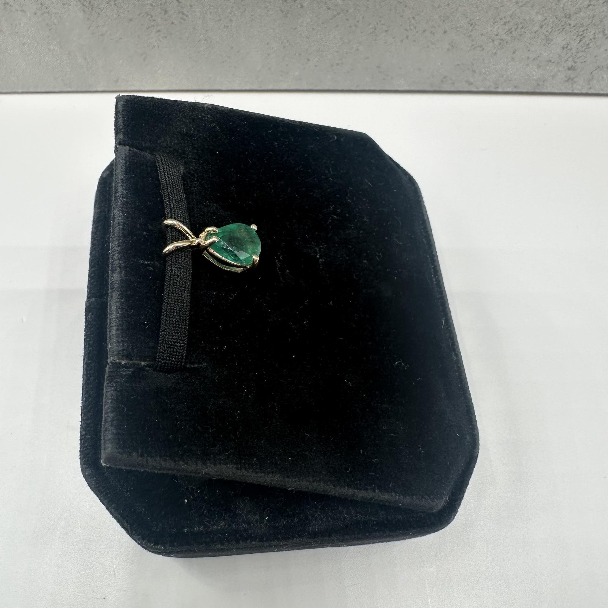 Smaragd-Anhänger mit Birnenschliff aus 14kt Gelbgold - 1,15ctw, neuer Zustand (Tropfenschliff) im Angebot